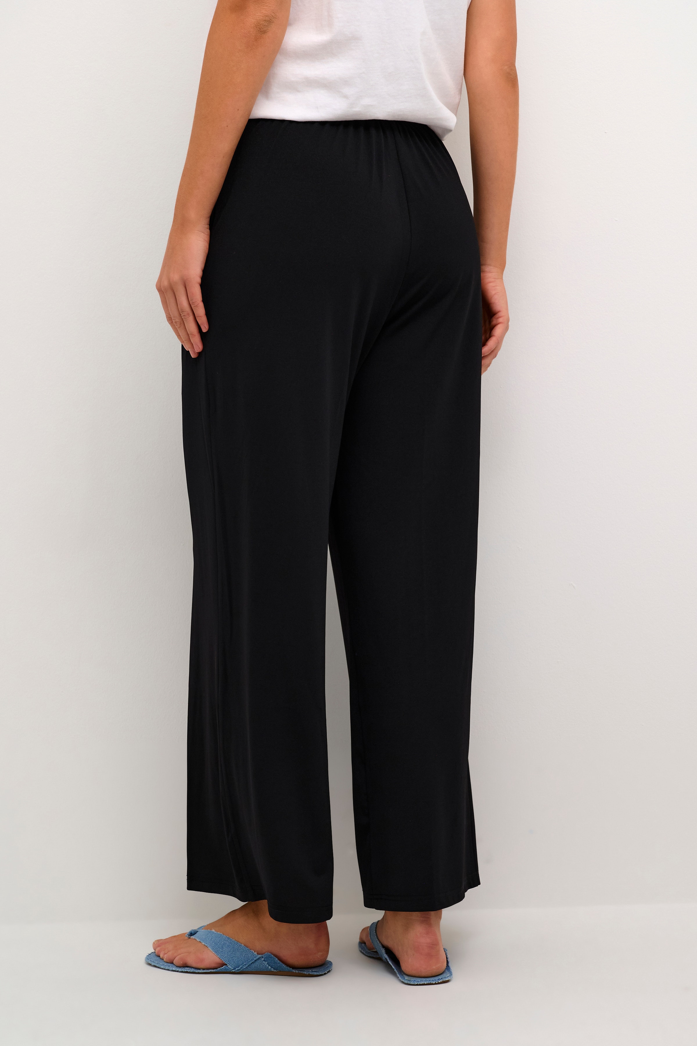 KAmallie Hose LOOKBOOK BACK 10508903-100121