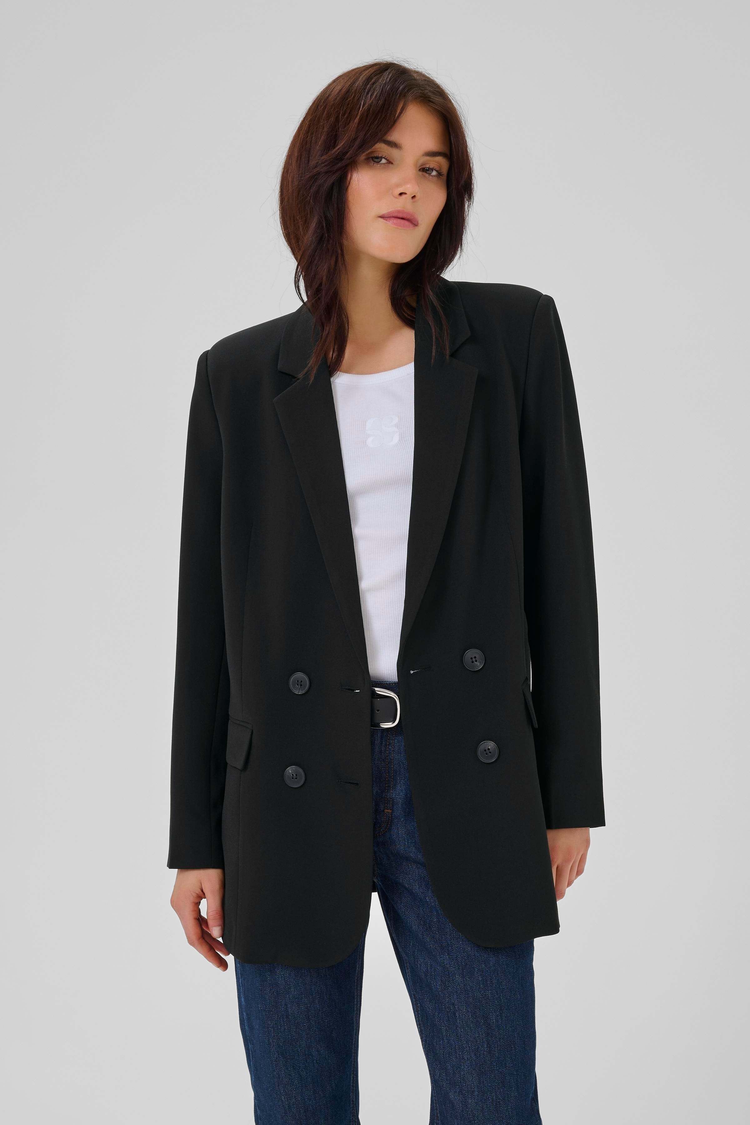 27 THE TAILORED BLAZER LOOKBOOK FRONT 10705318-100031