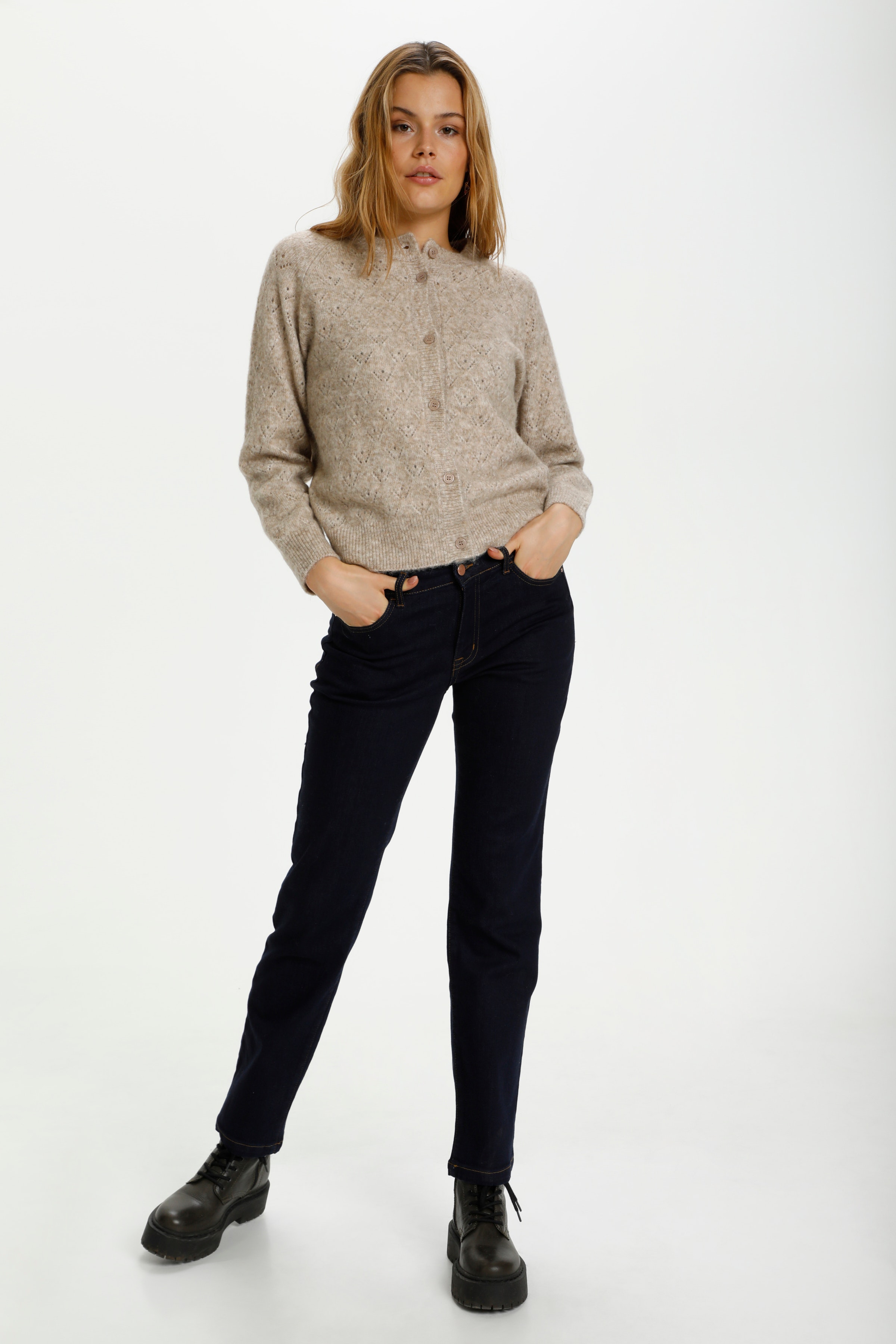 IsabellaSZ Cardigan

 LOOKBOOK FRONT 30511380-1400021