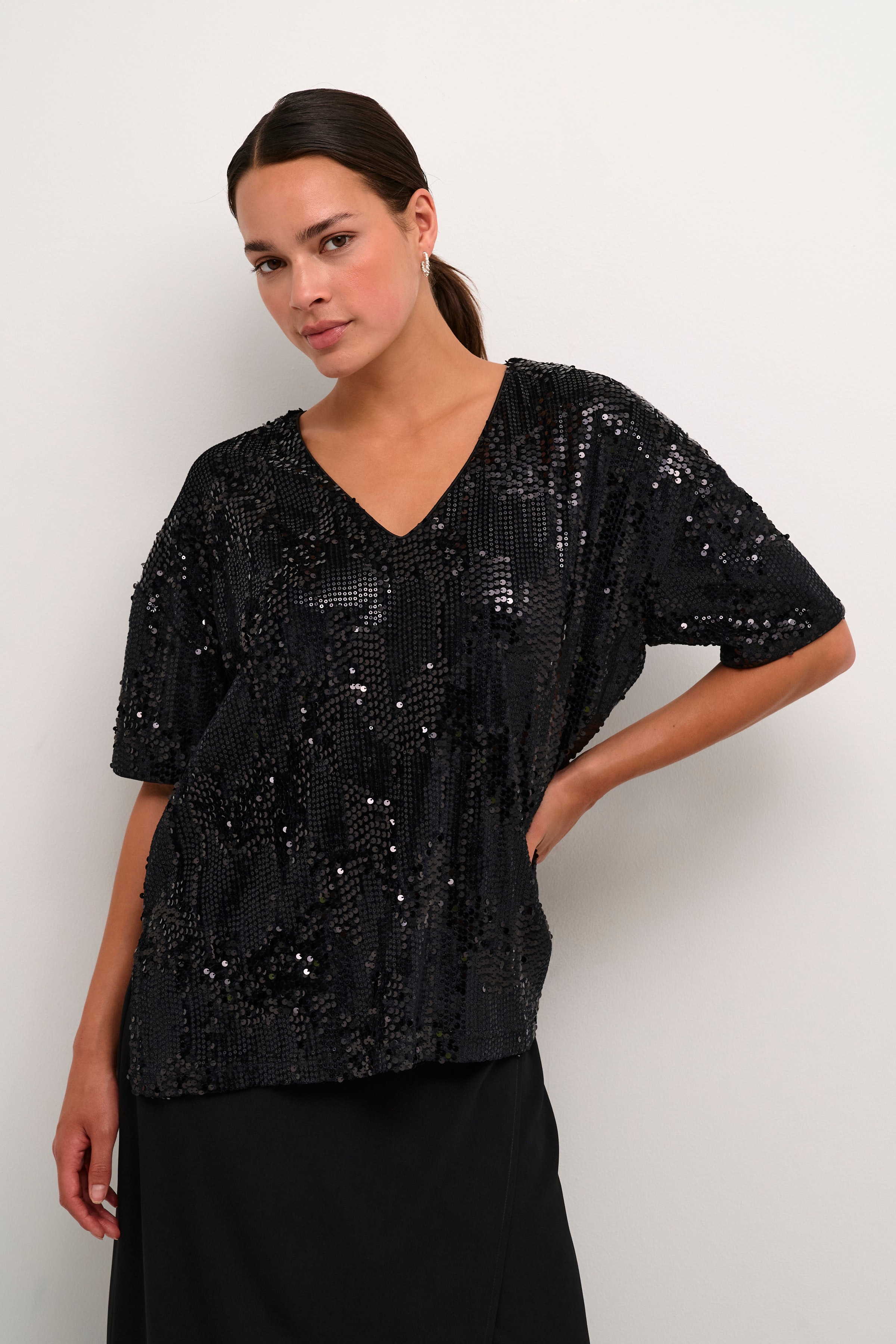 KAnicole Sequin T-shirt LOOKBOOK FRONT 10509320-100121