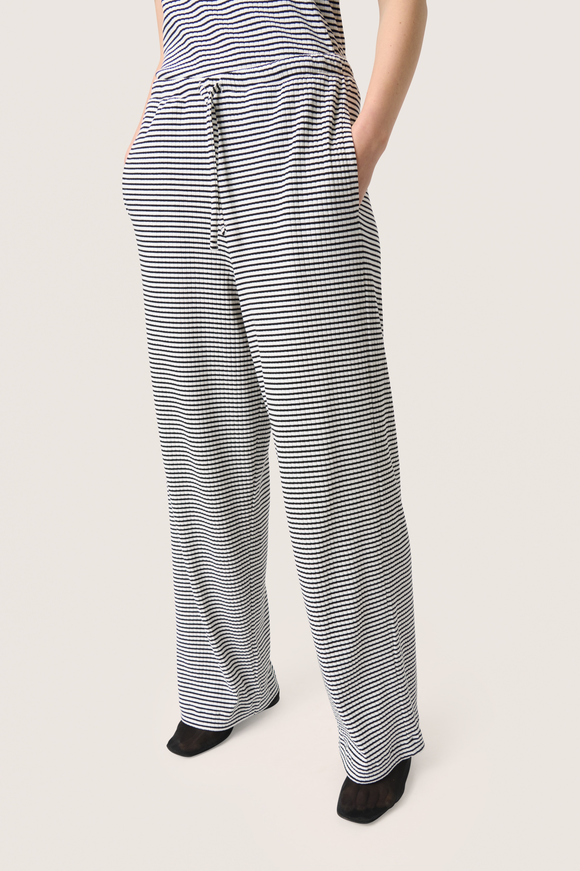 SLCalva Hose LOOKBOOK FRONT 30408142-303564