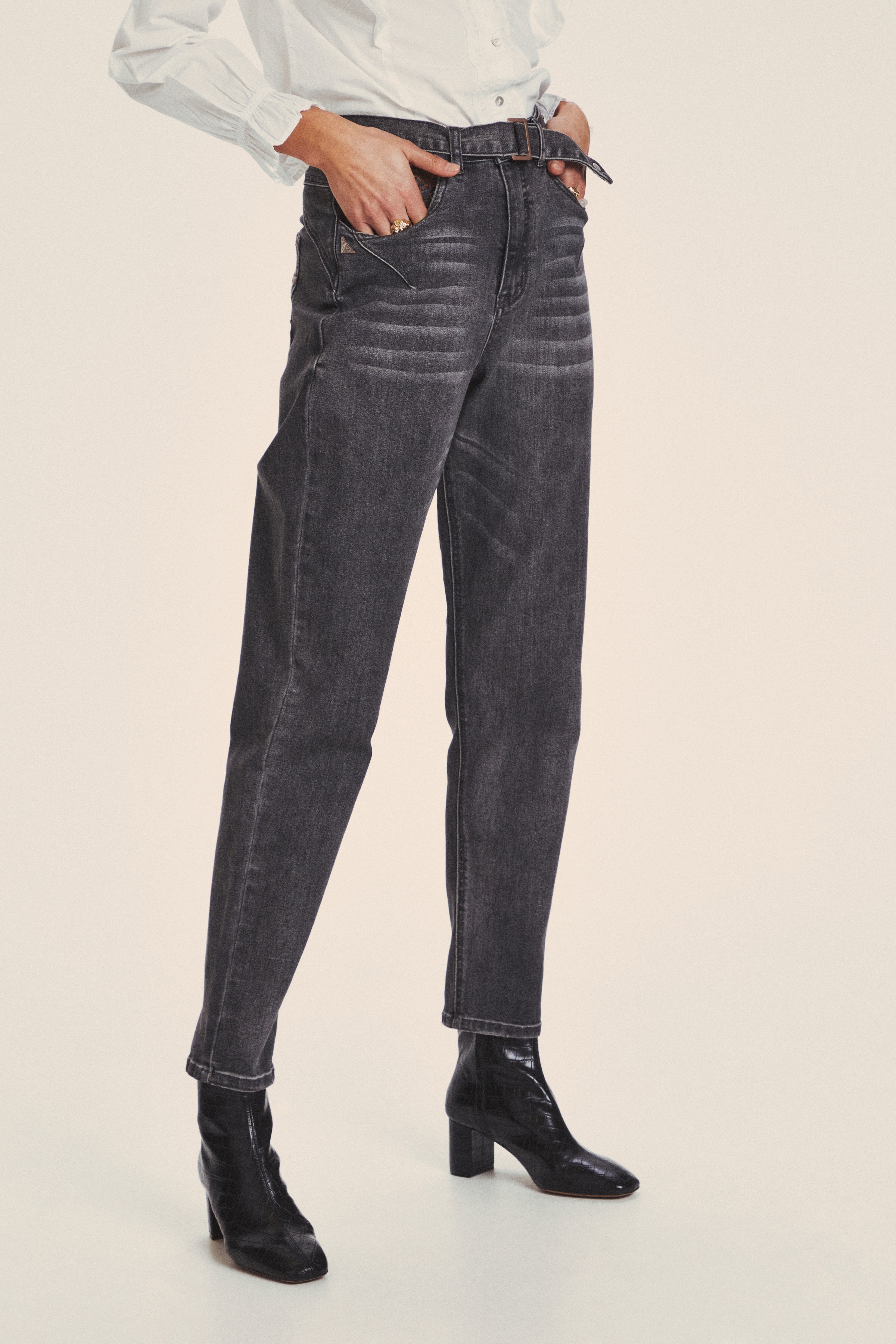 CRSasha Jeans - Mom Fit

 LOOKBOOK FRONT 10608317-101490