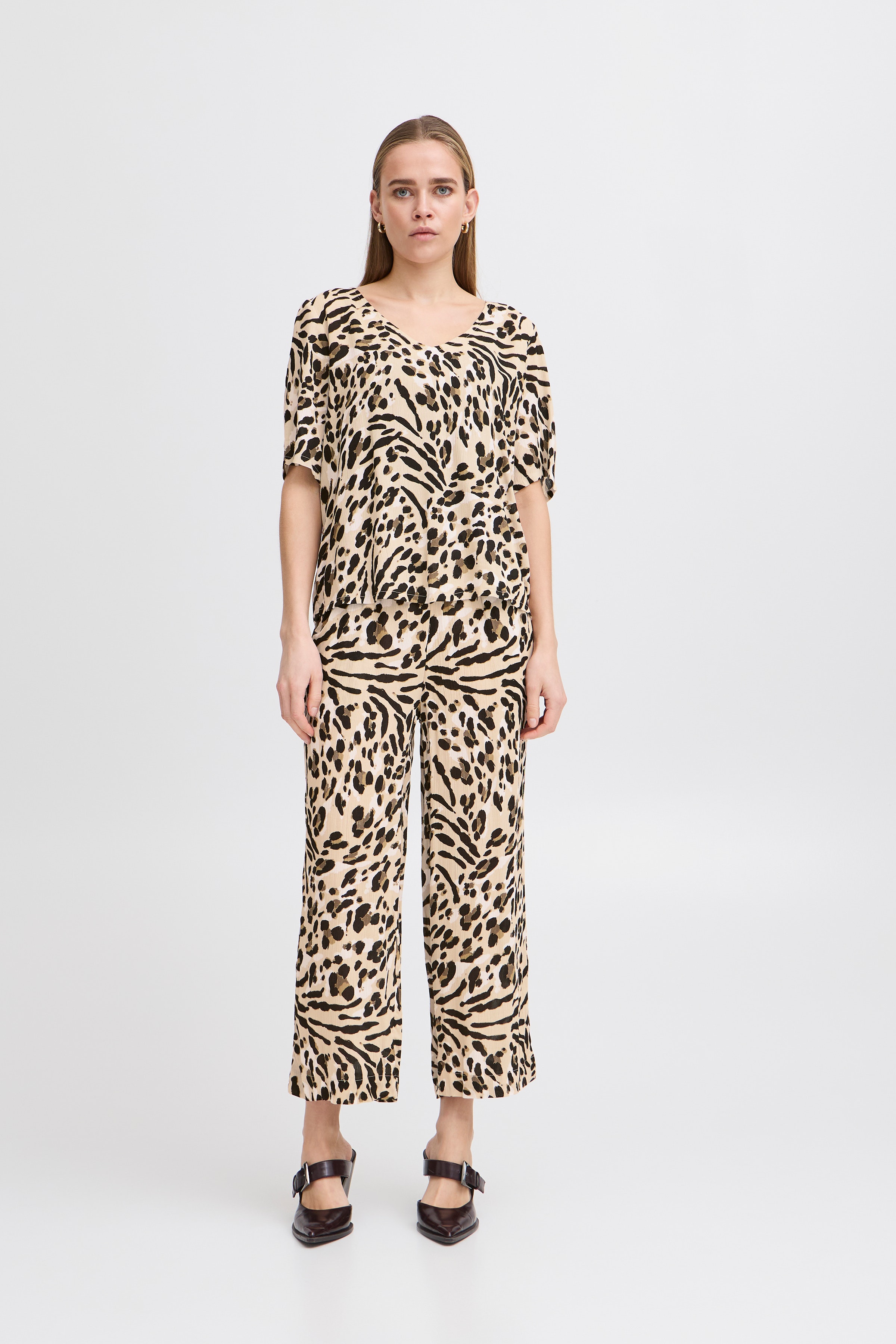 Kortermet bluse LOOKBOOK FRONT 20122972-204480