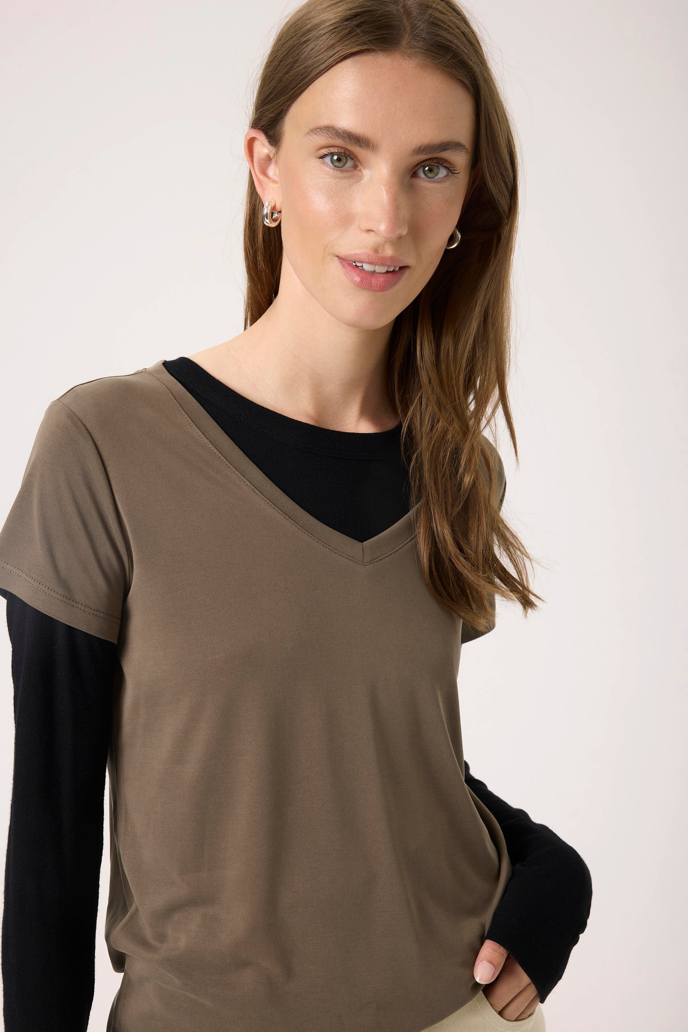 SLColumbine V-neck T-shirt LOOKBOOK DETAIL 30404284-190822