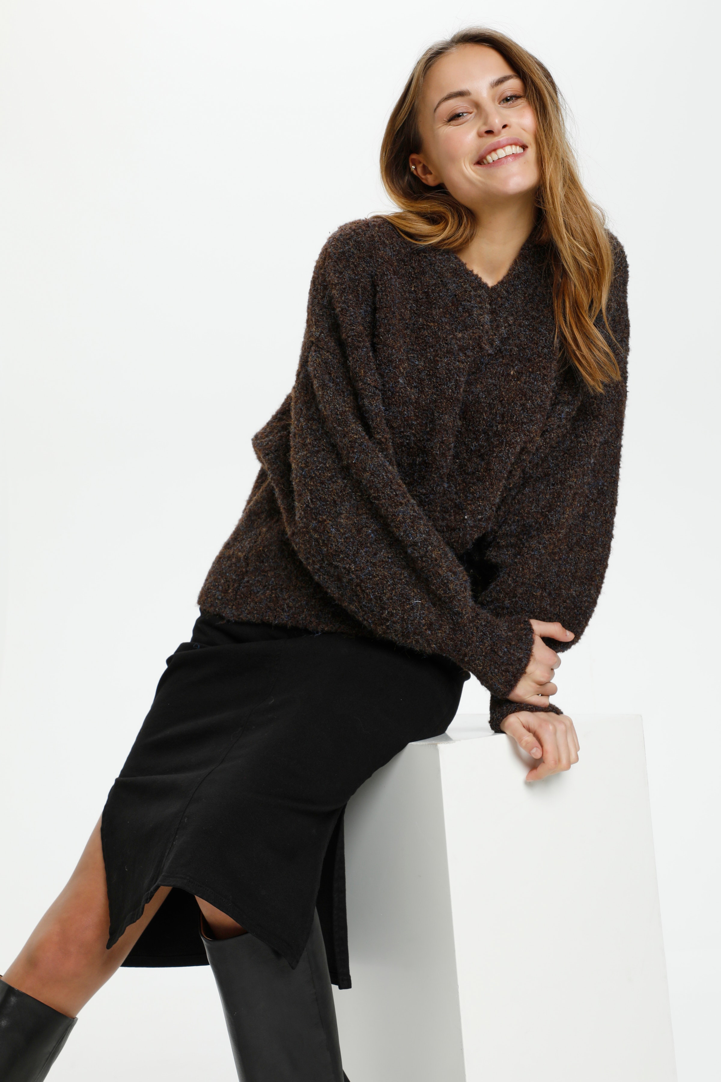 SLAnnette Angel V-Neck Pullover LS

 LOOKBOOK DETAIL 30405631-1908101