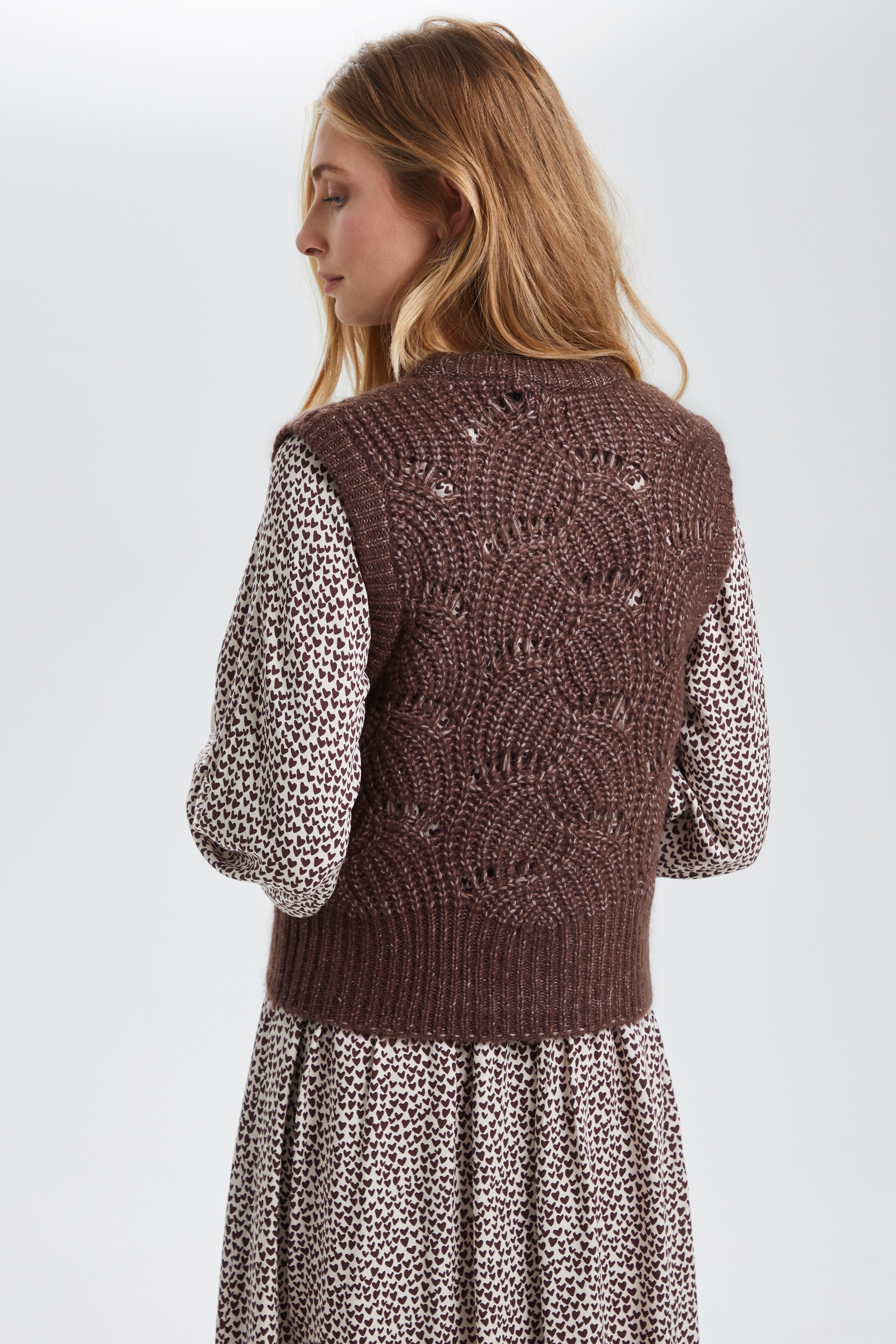 SLKyoko Vest

 LOOKBOOK BACK 30405202-191518