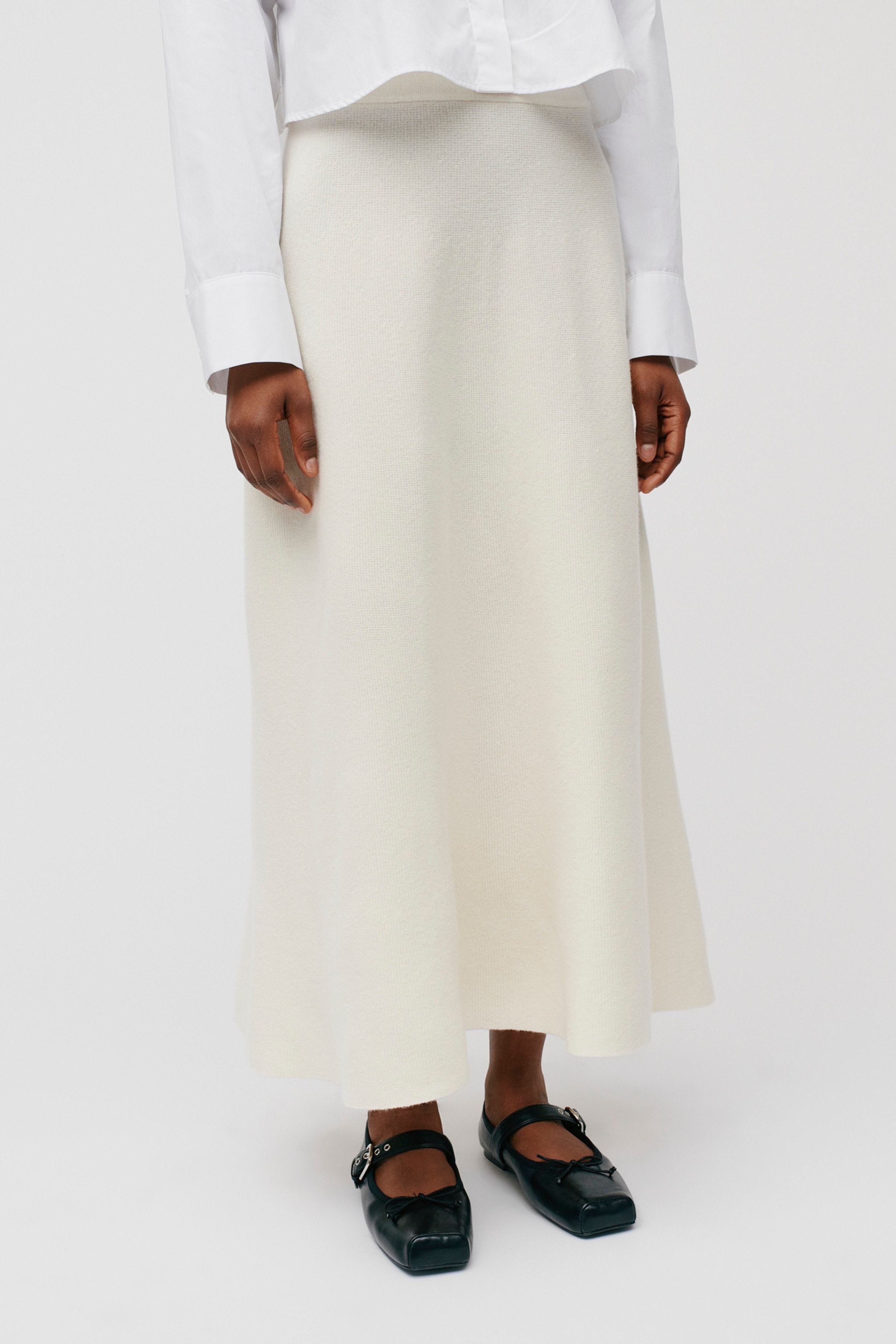 KAIA Skirt LOOKBOOK FRONT 30600380-WH020