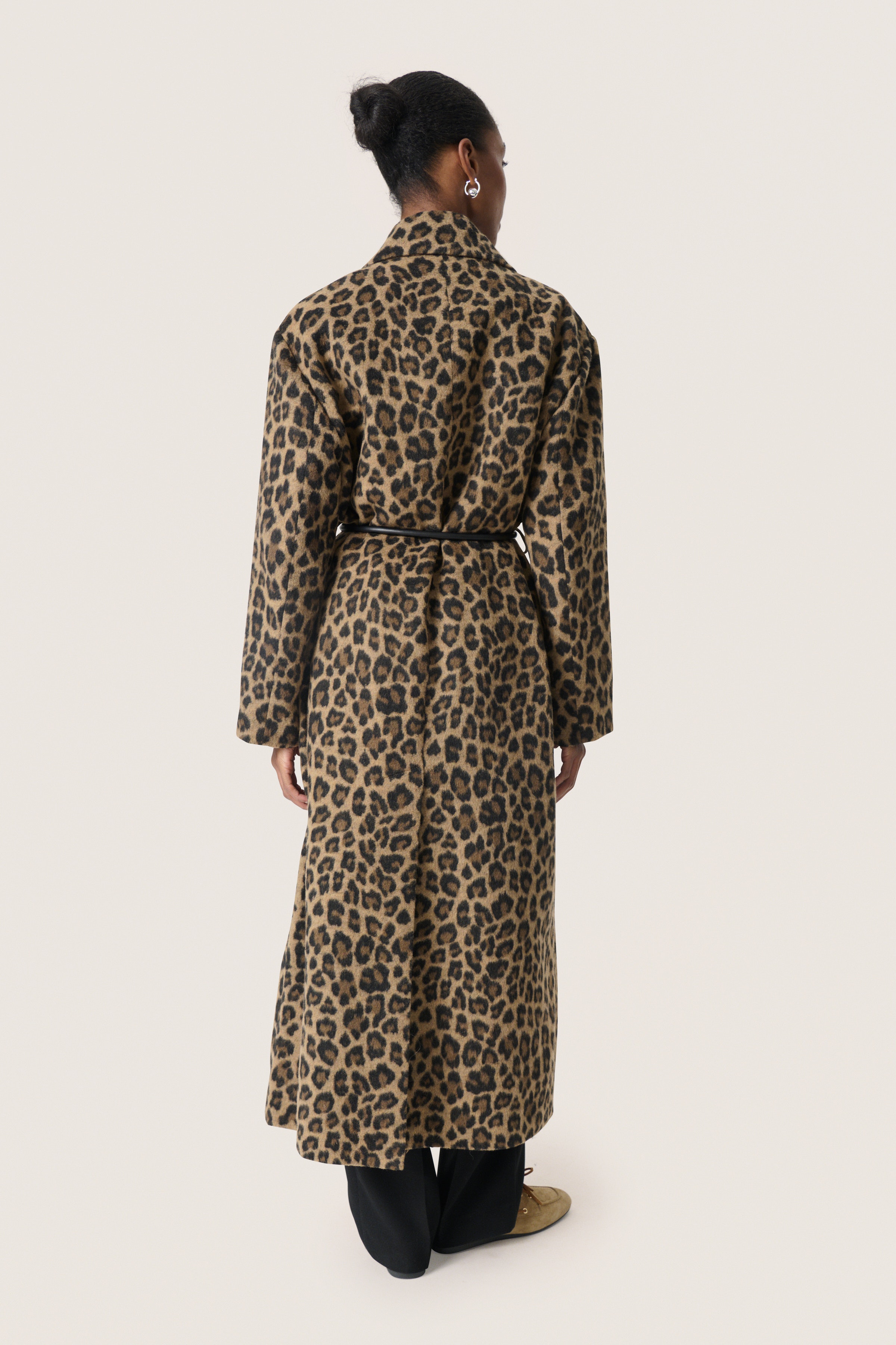 SLLeony Mantel LOOKBOOK BACK 30408683-304321