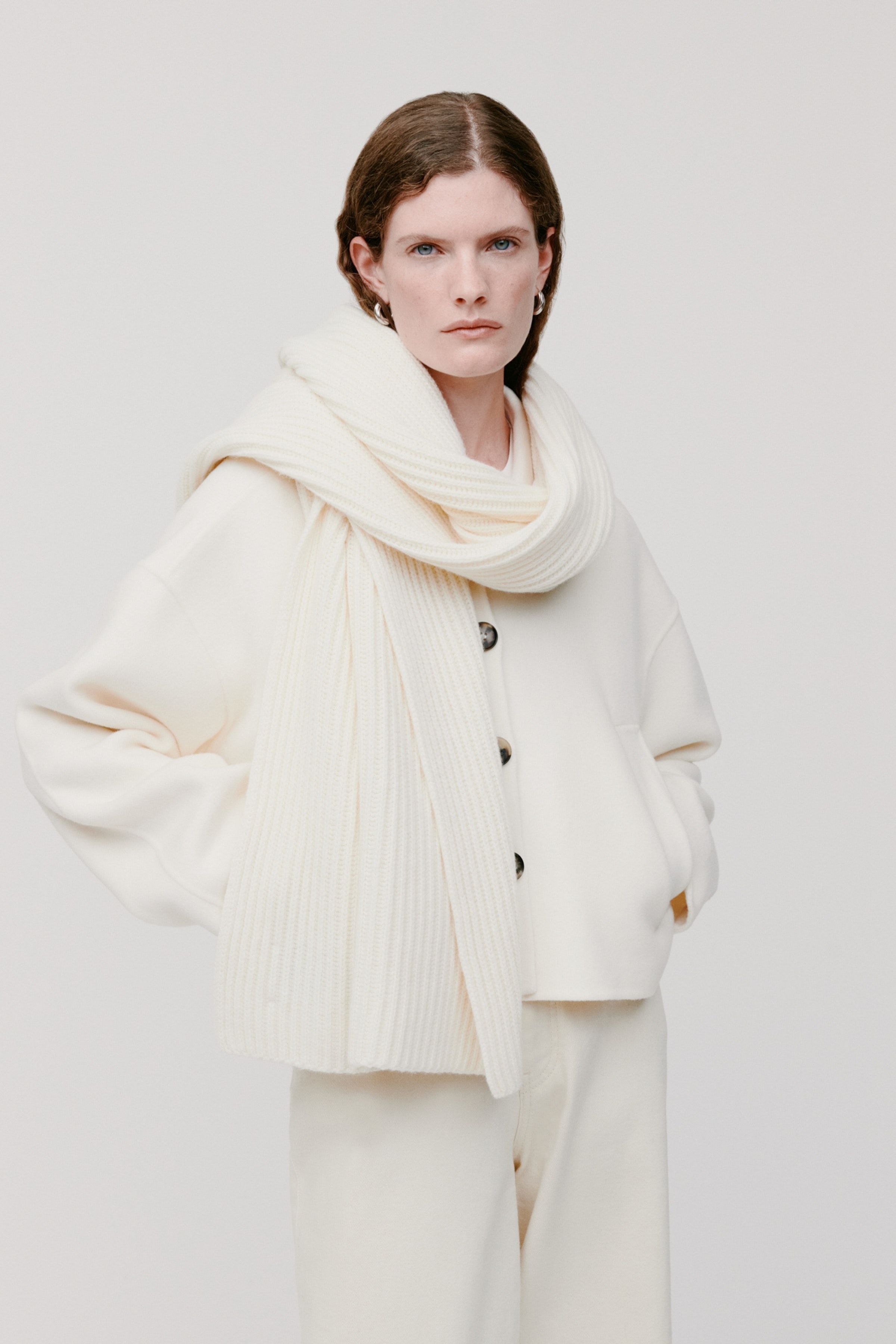 ANGELINA SCARF LOOKBOOK FRONT 30600776-WH020