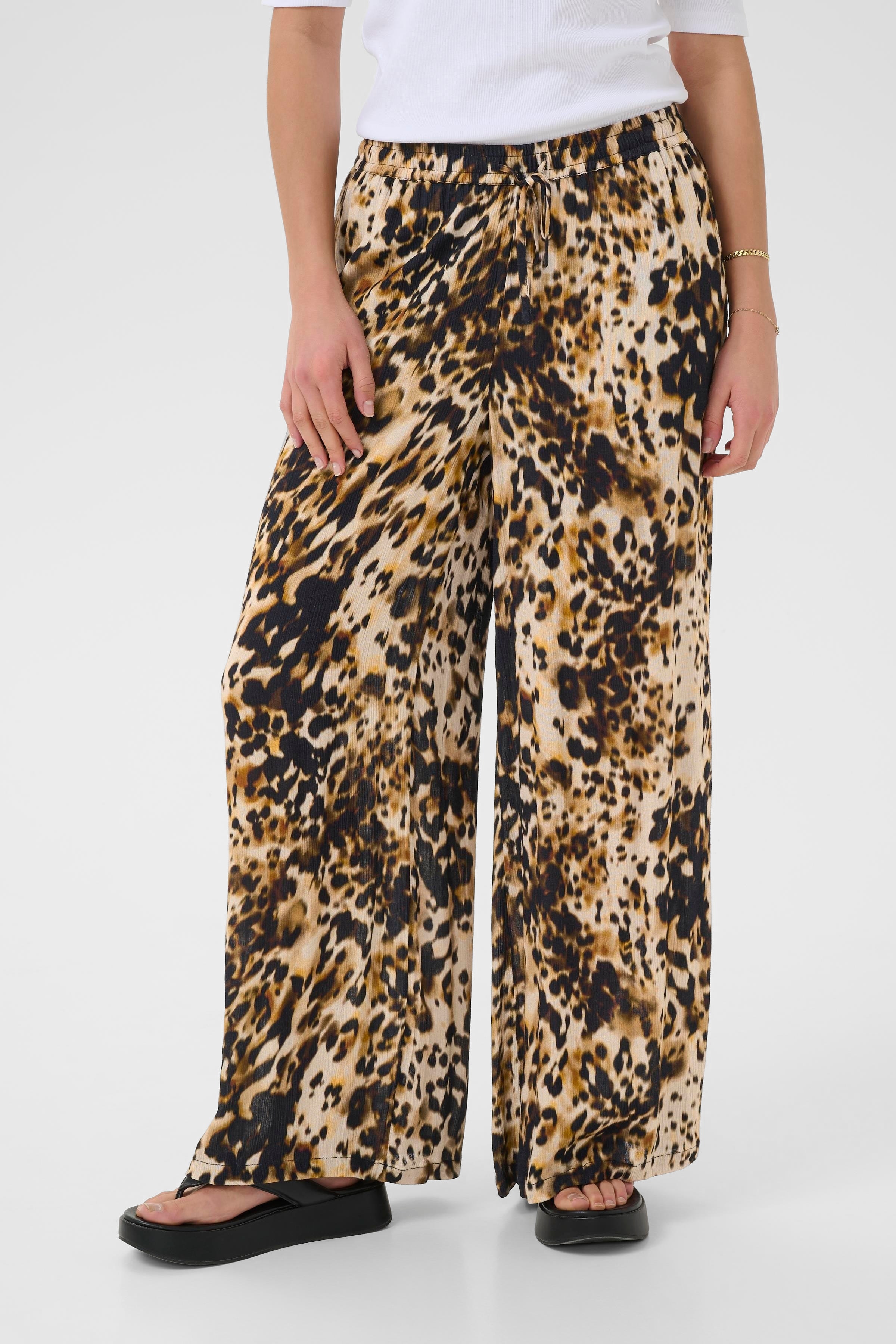 KAthora Hose LOOKBOOK FRONT 10510037-107550