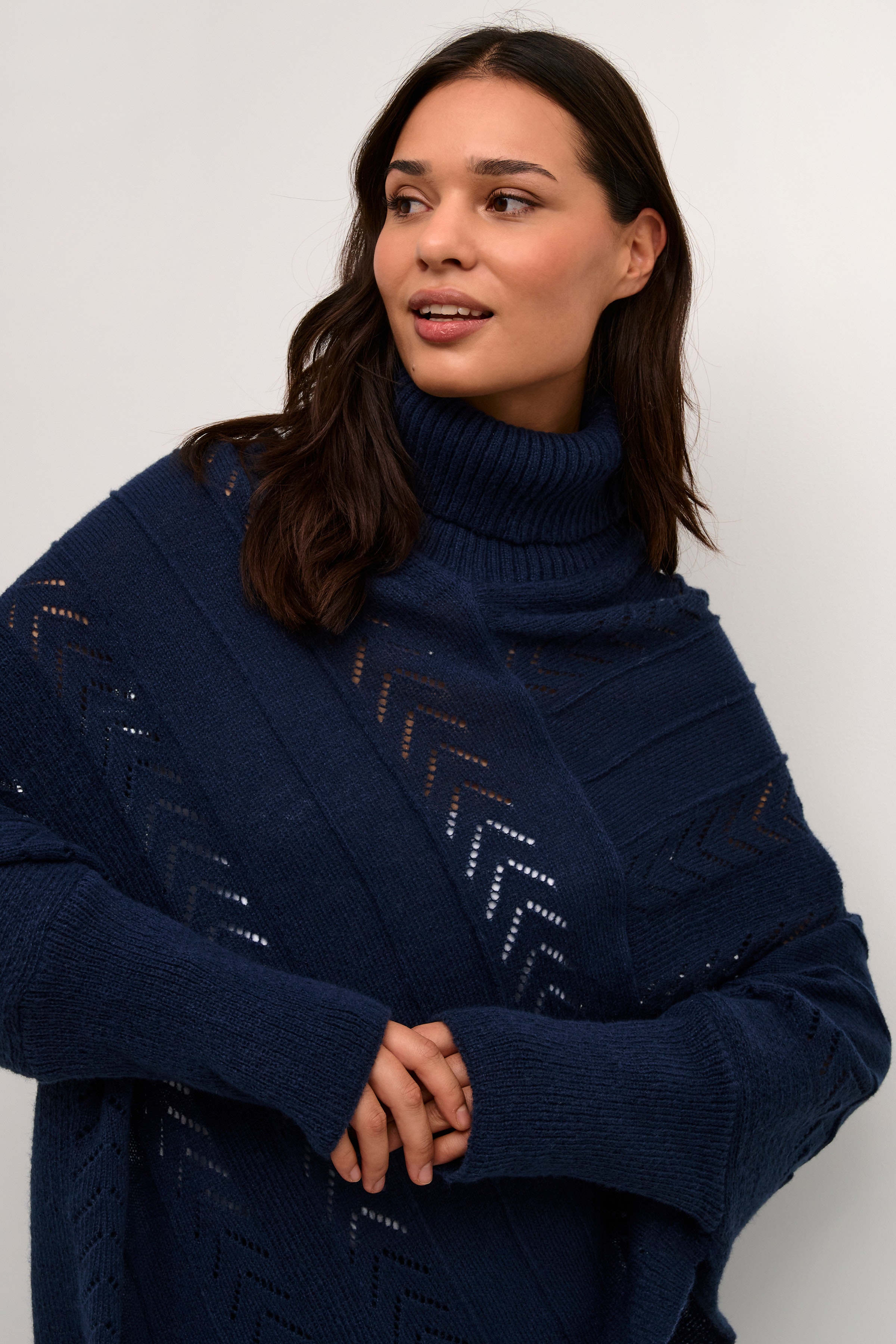 CRHoliday Poncho LOOKBOOK DETAIL 10612387-194010