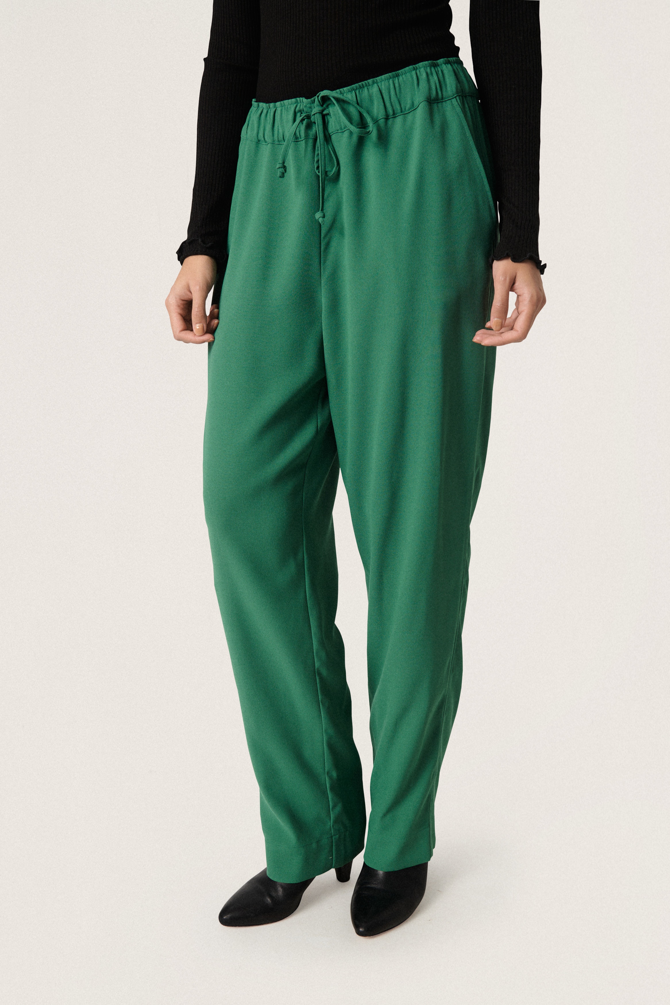 SLShirley Trousers LOOKBOOK FRONT 30406346-186018