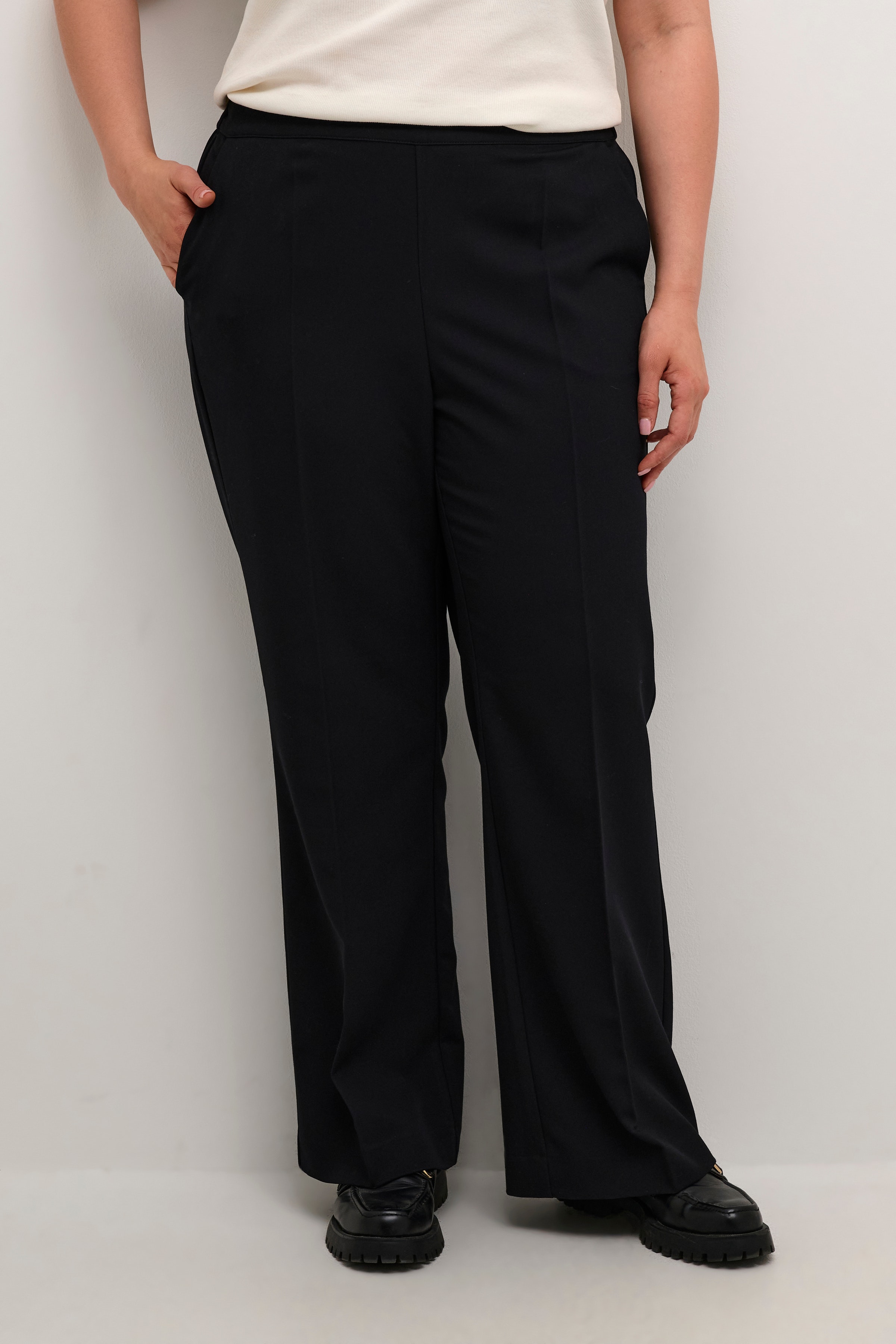 KCsakira Flared Trousers LOOKBOOK FRONT 10582588-100121