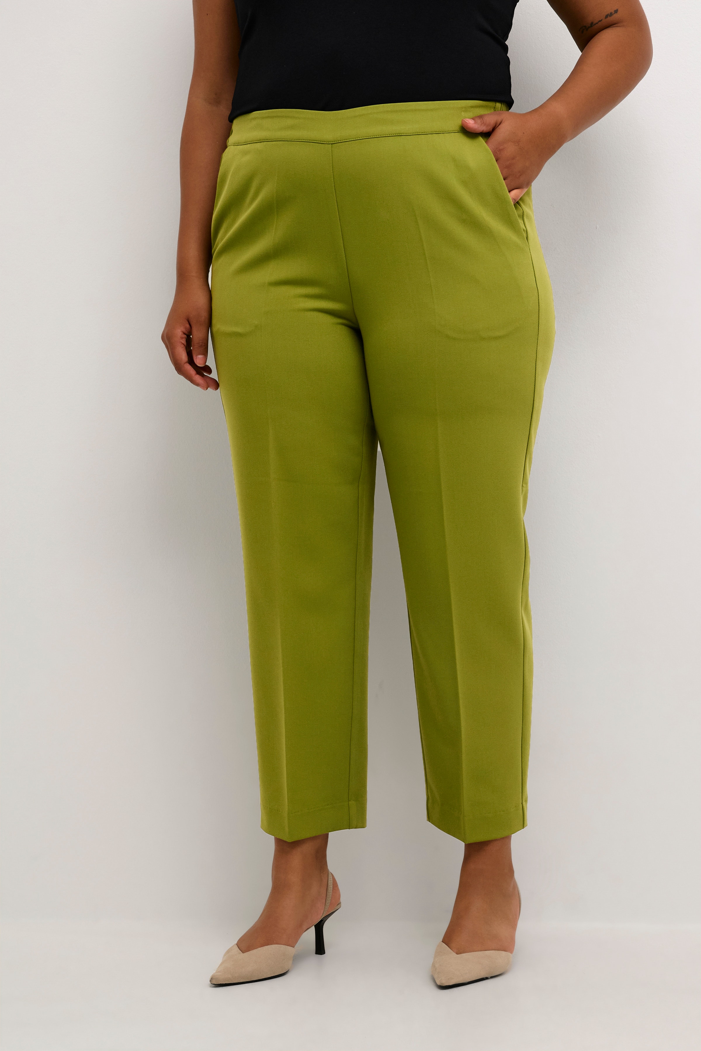 KCsakira Cropped Trousers LOOKBOOK FRONT 10580650-180435