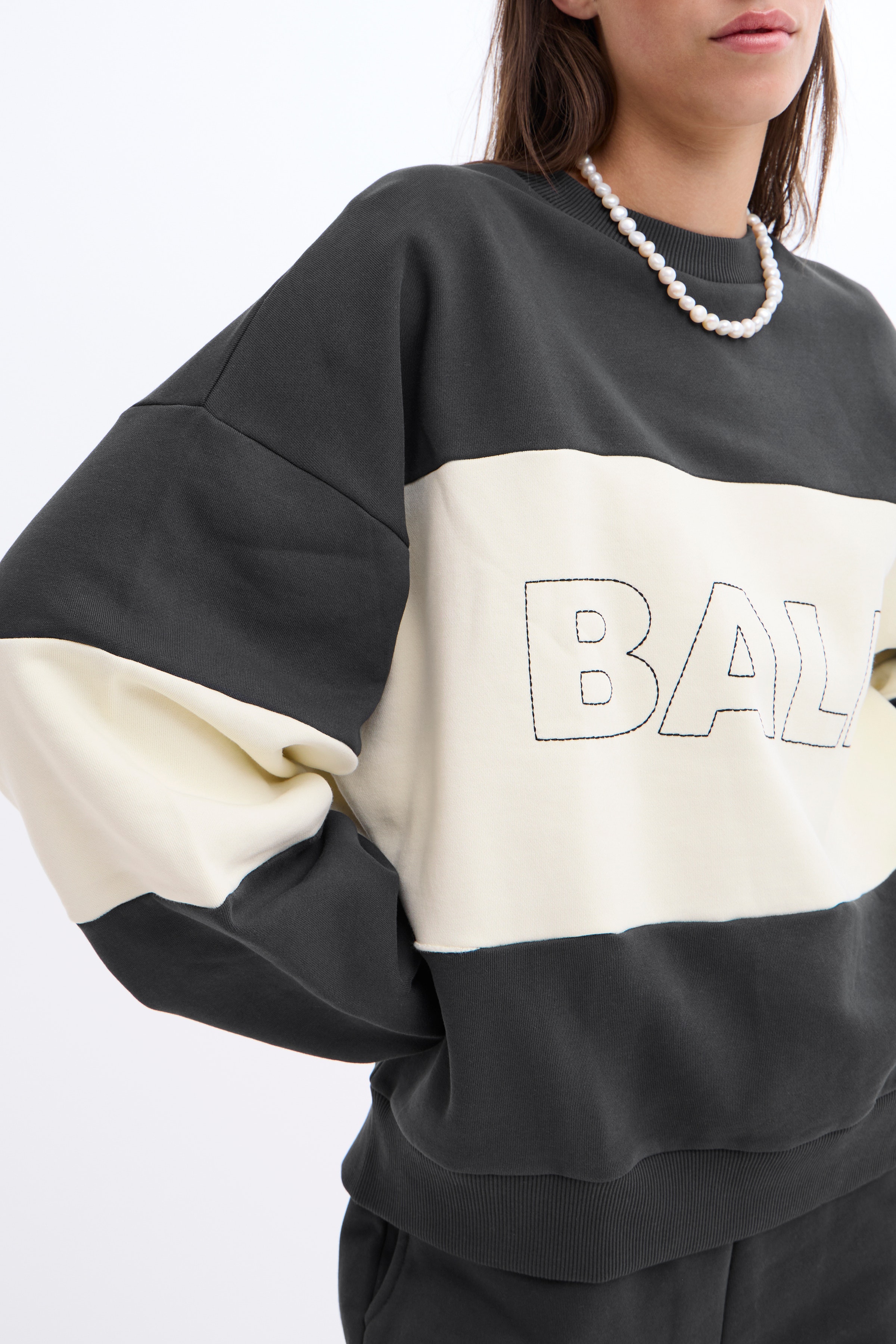 BALL SUMMER CHAIN CREW NECK LOOKBOOK DETAIL 50405205-B1001