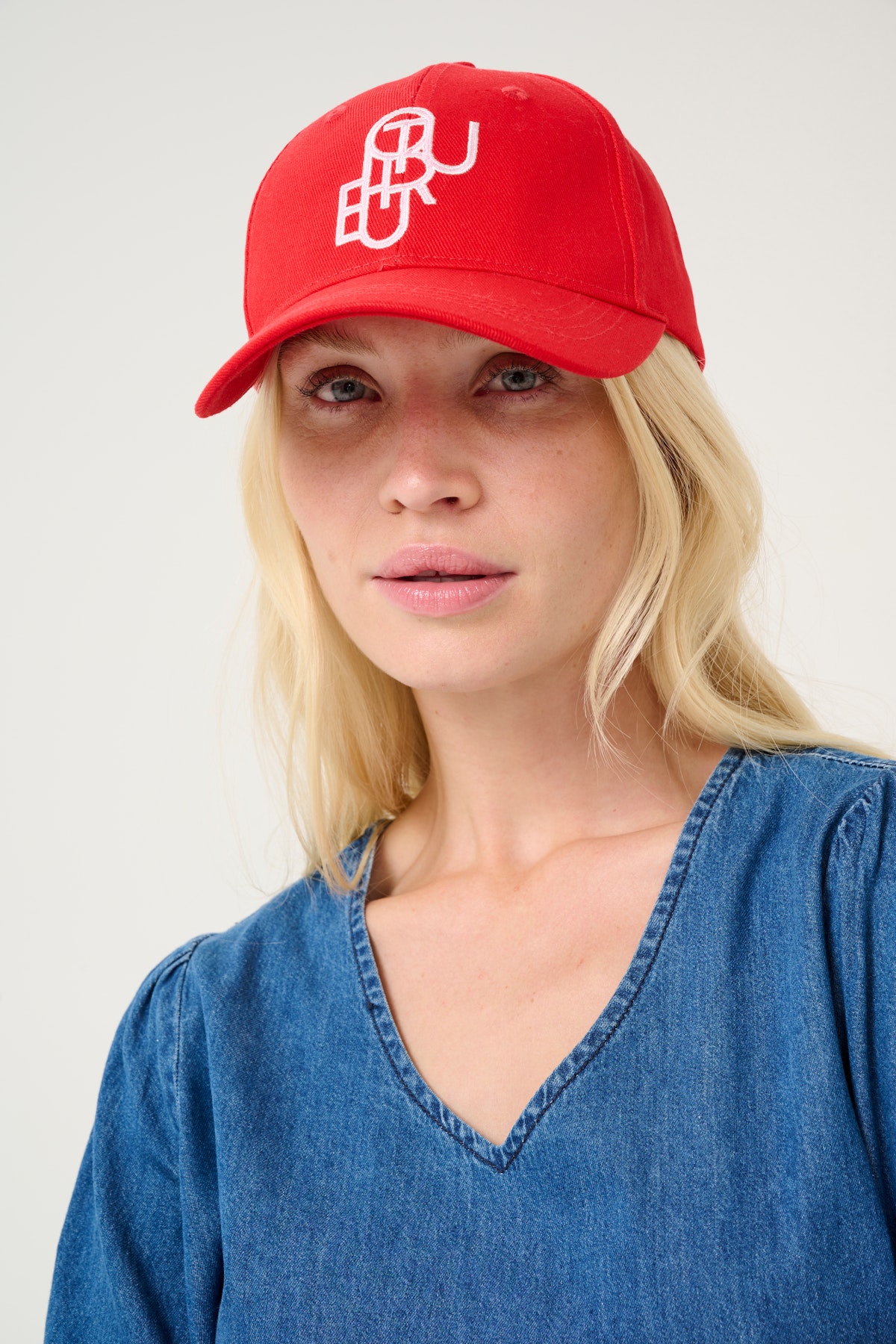 cucebrina-cap-in-fiery-red-cotton-culture