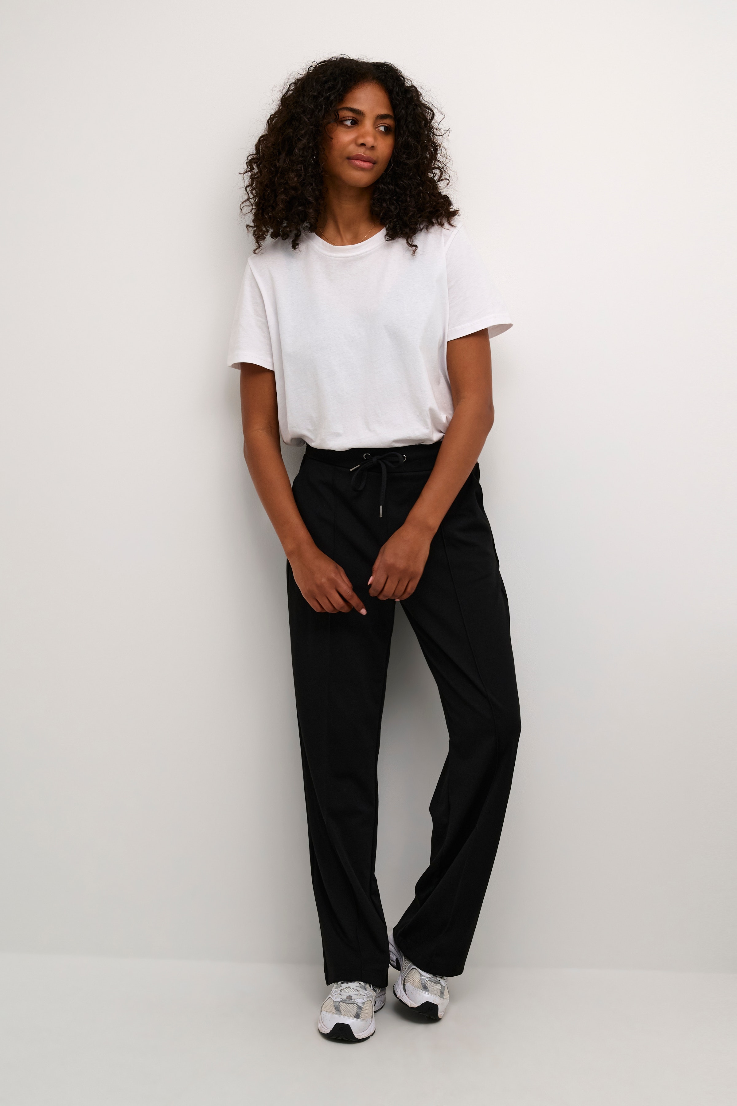 KAjenny Straight Pants LOOKBOOK FRONT 10508621-100121