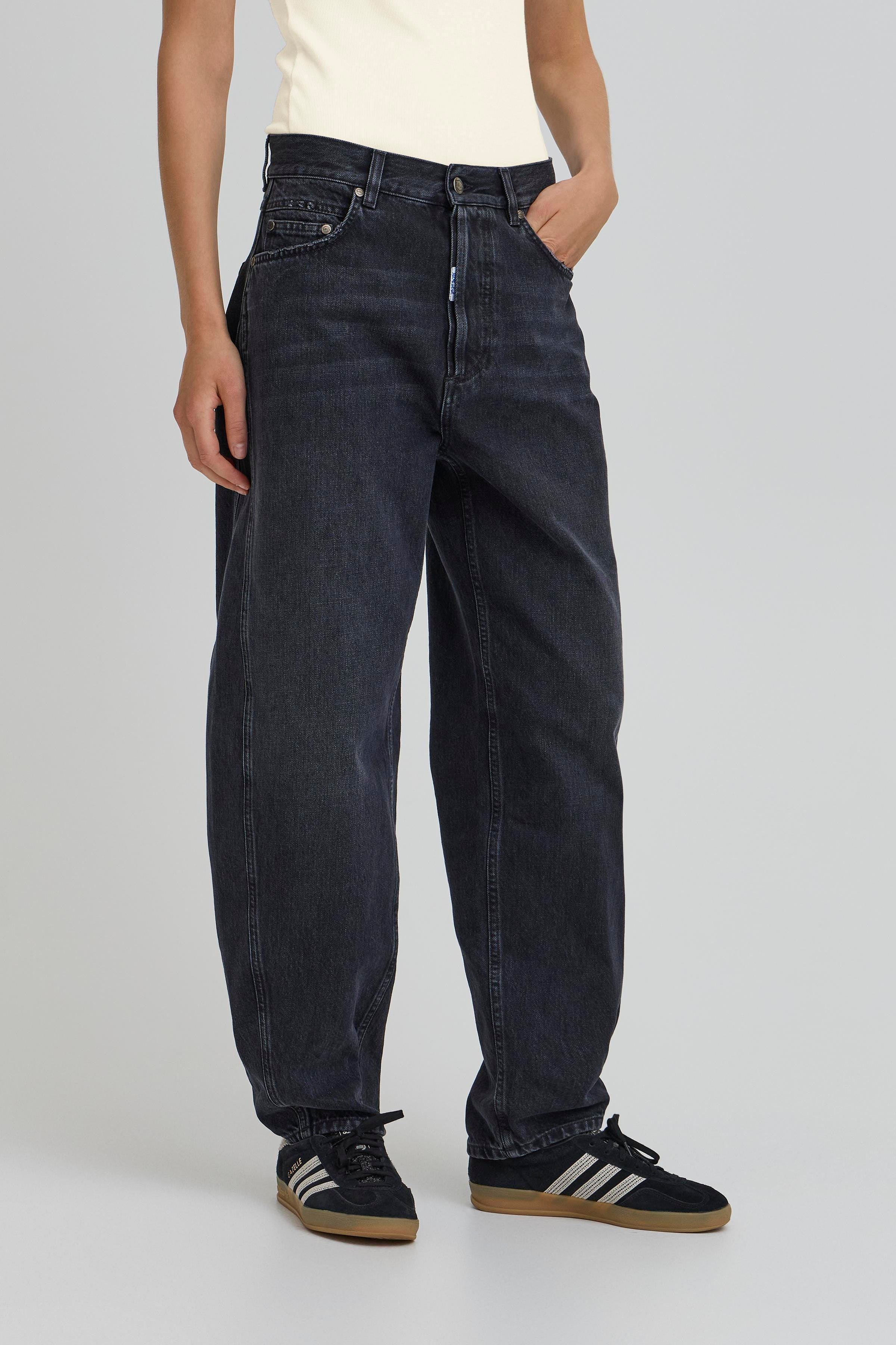 BACAVI Curved Jeans LOOKBOOK FRONT 50405377-205277