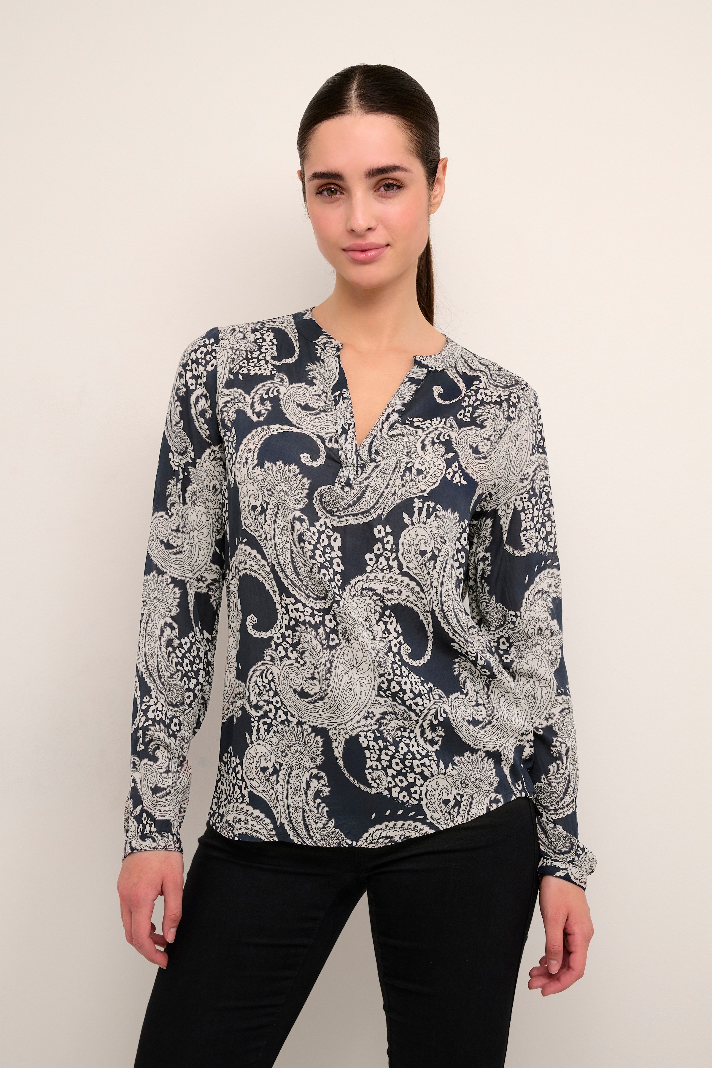 Paisley Bluse LOOKBOOK FRONT 10502510-52737