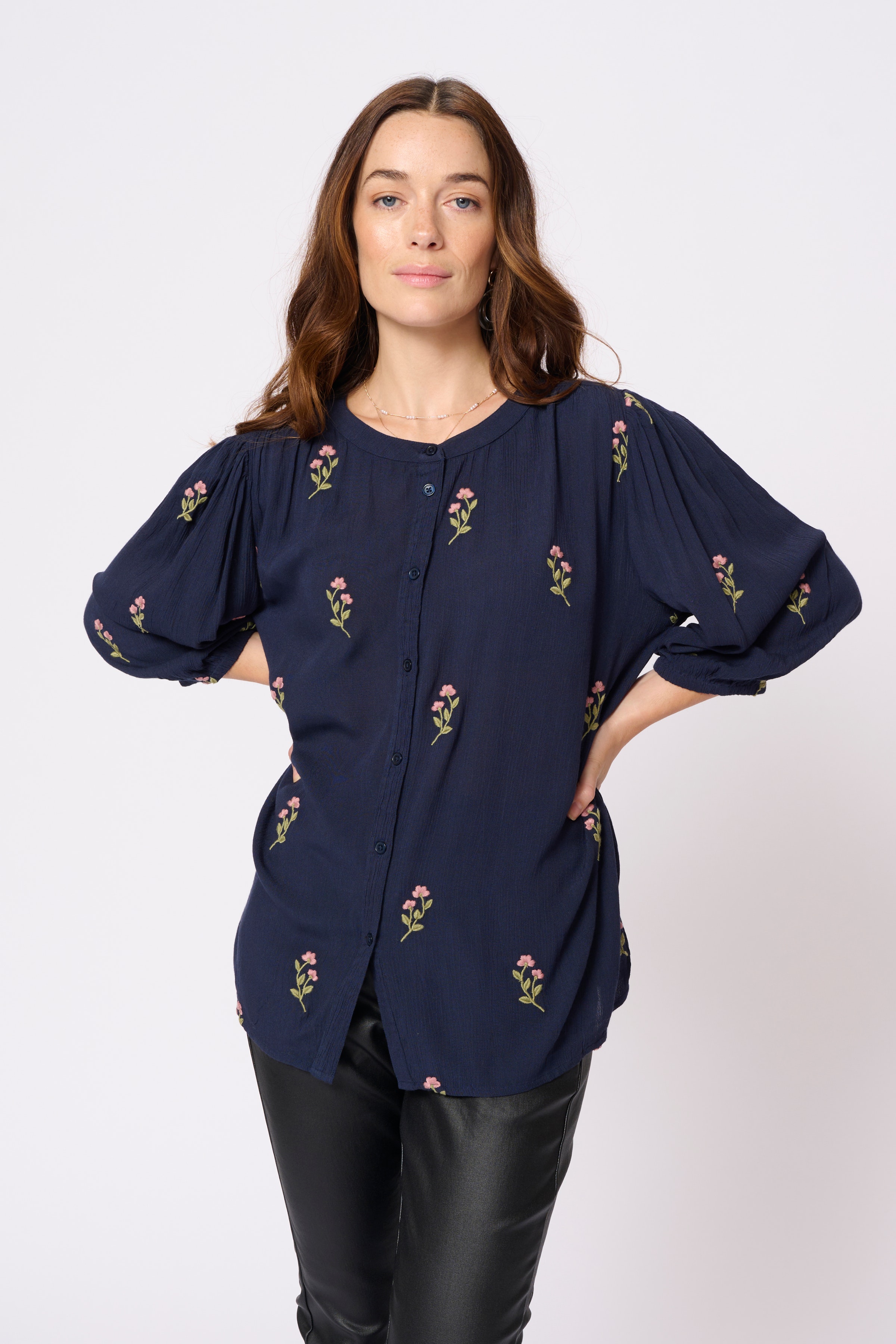 CRKetty Bluse LOOKBOOK FRONT 10613732-193923