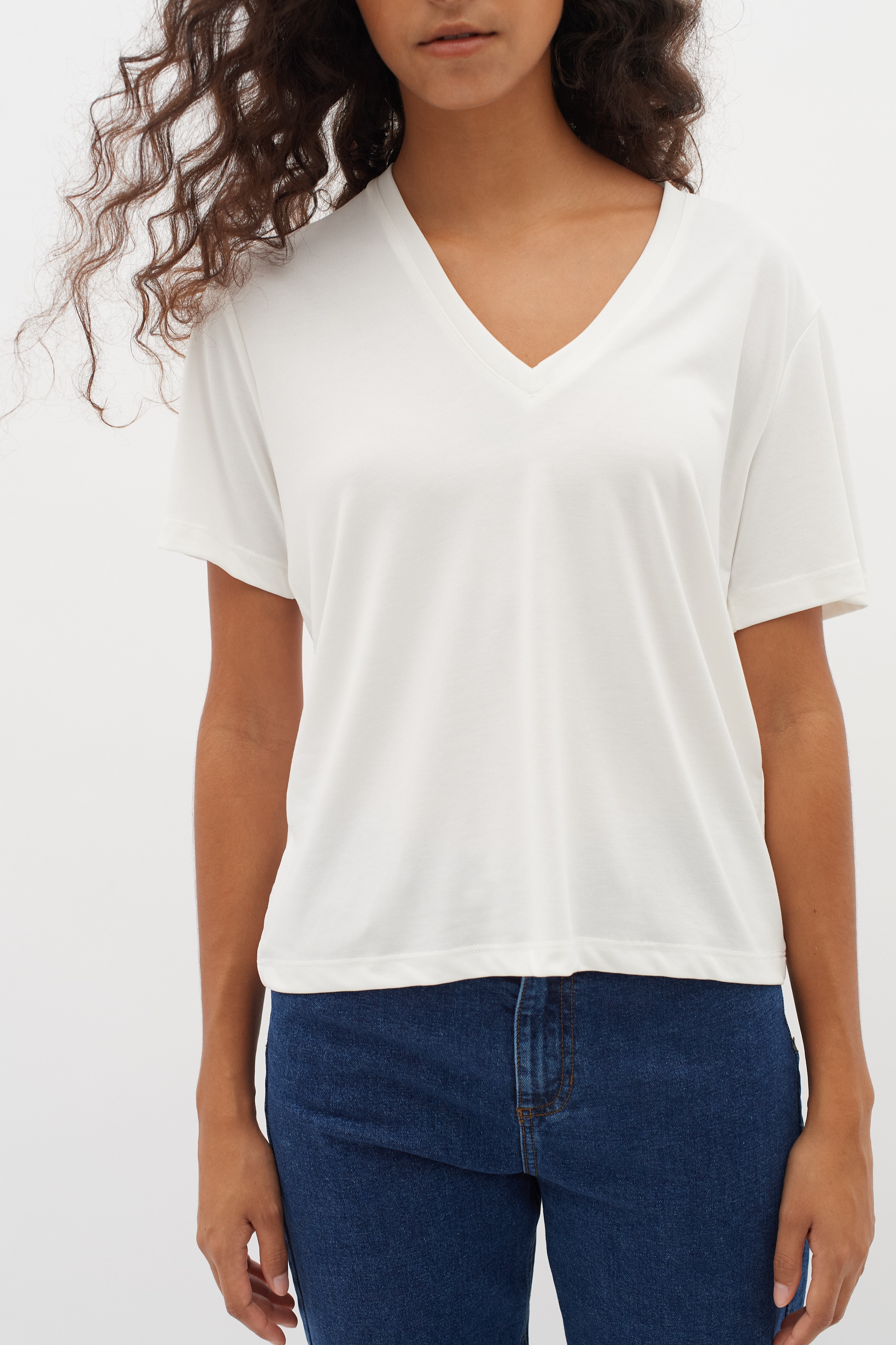 LilianaIW Base V-Neck T-shirt LOOKBOOK DETAIL 30109353-110701