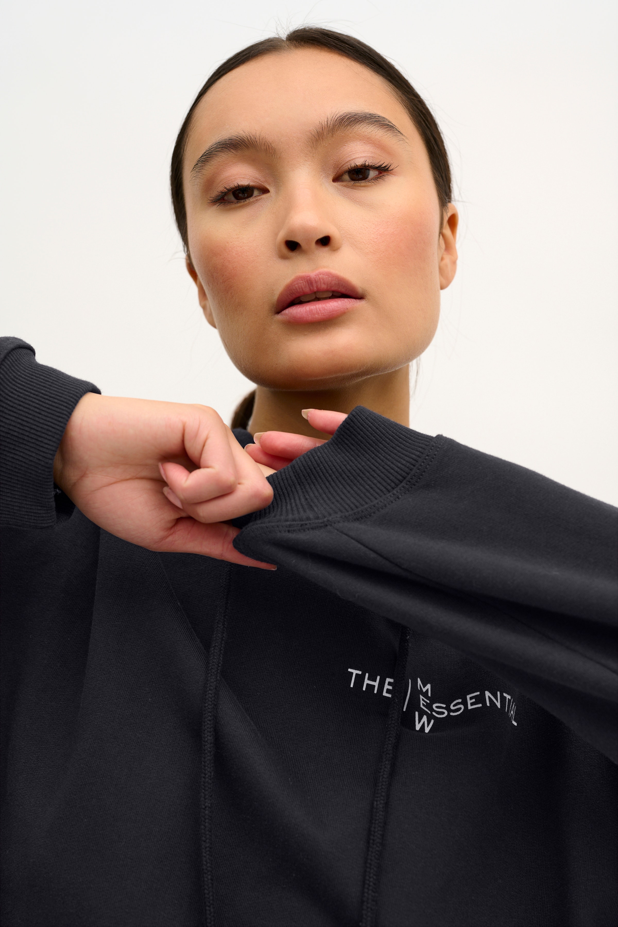 14 THE LOGO SWEAT LOOKBOOK DETAIL 10703779-100031