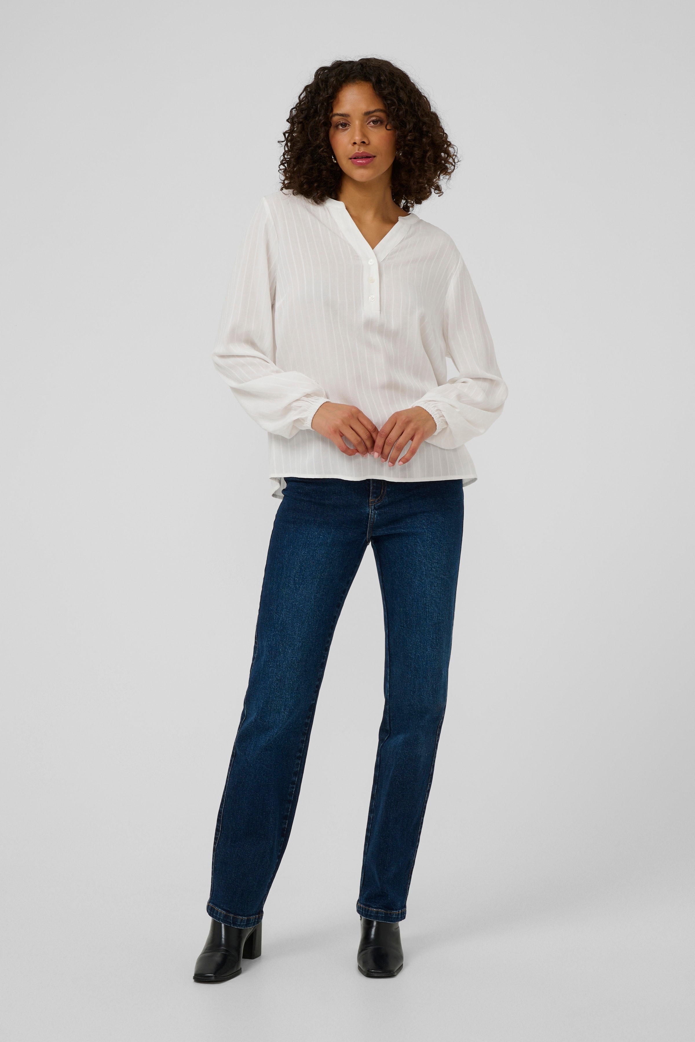 KAmilia Linen blouse LOOKBOOK FRONT 10508313-110602