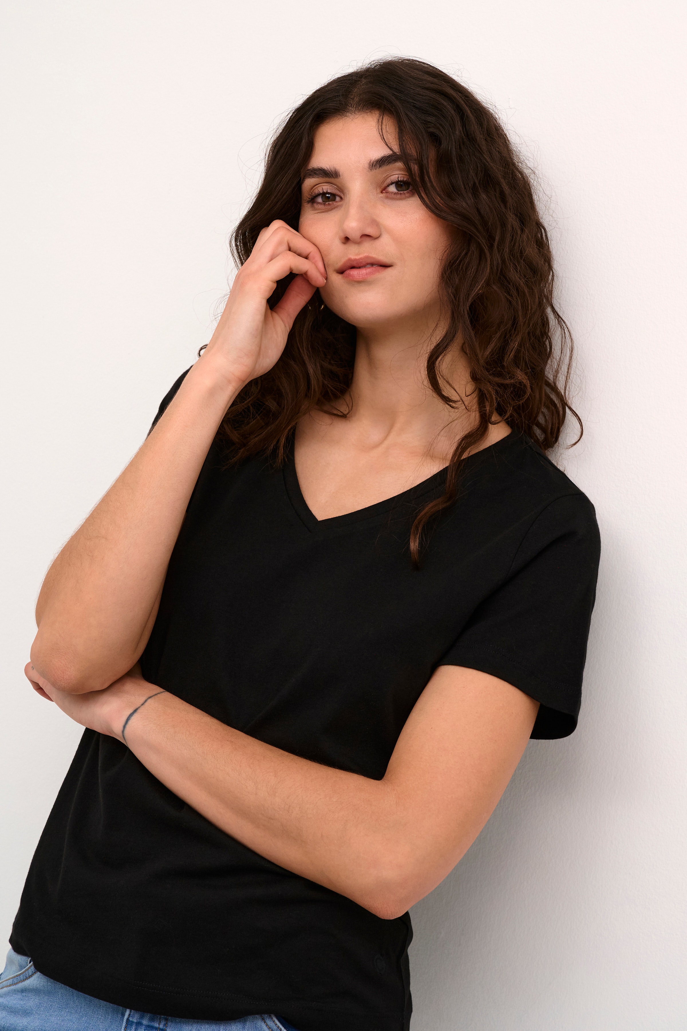 CRnaia v-neck T-shirt

 LOOKBOOK DETAIL 10604508-61907