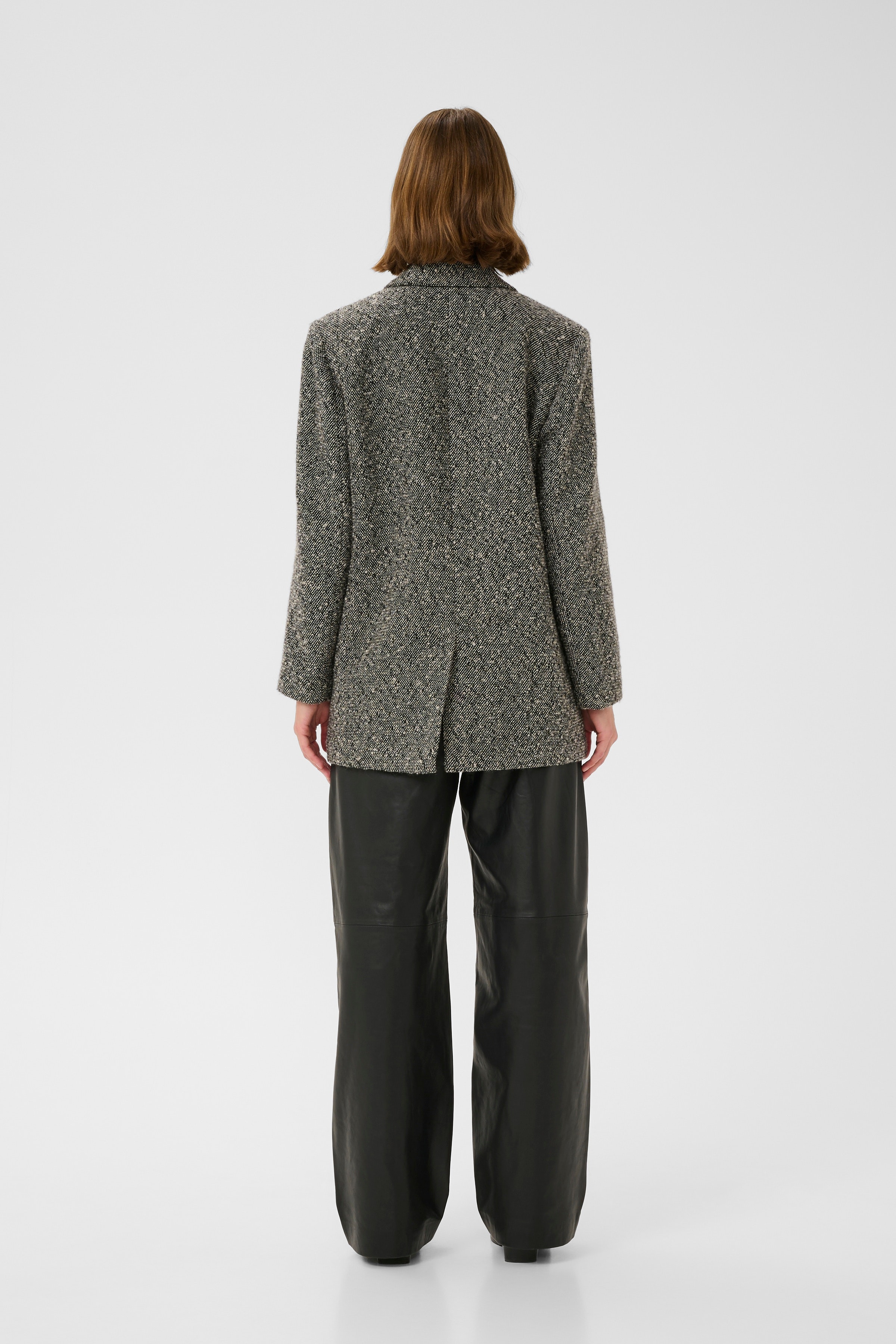 YashaIW Mantel LOOKBOOK FRONT 30110612-300027