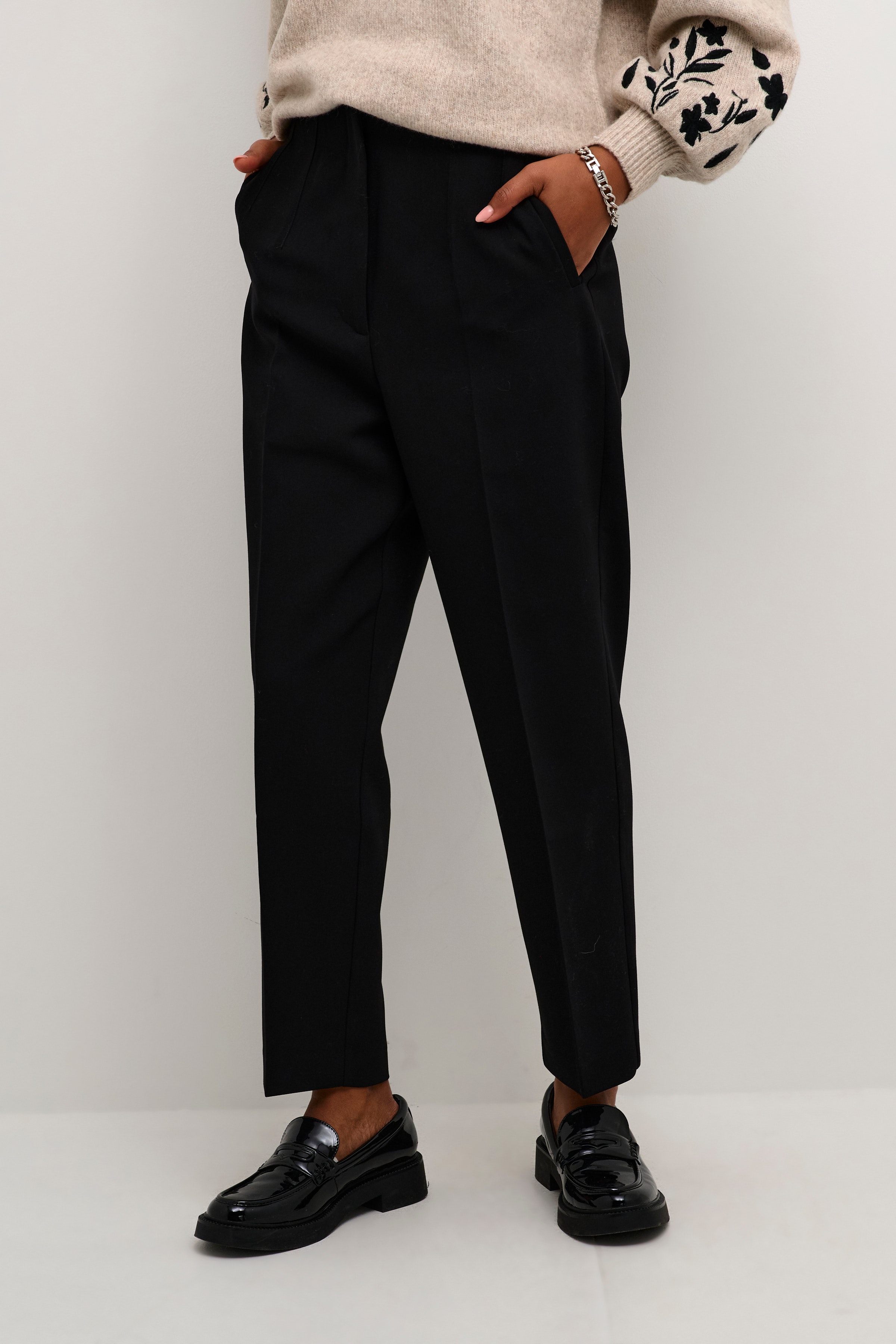 KAhella Bukser LOOKBOOK FRONT 10508755-100121