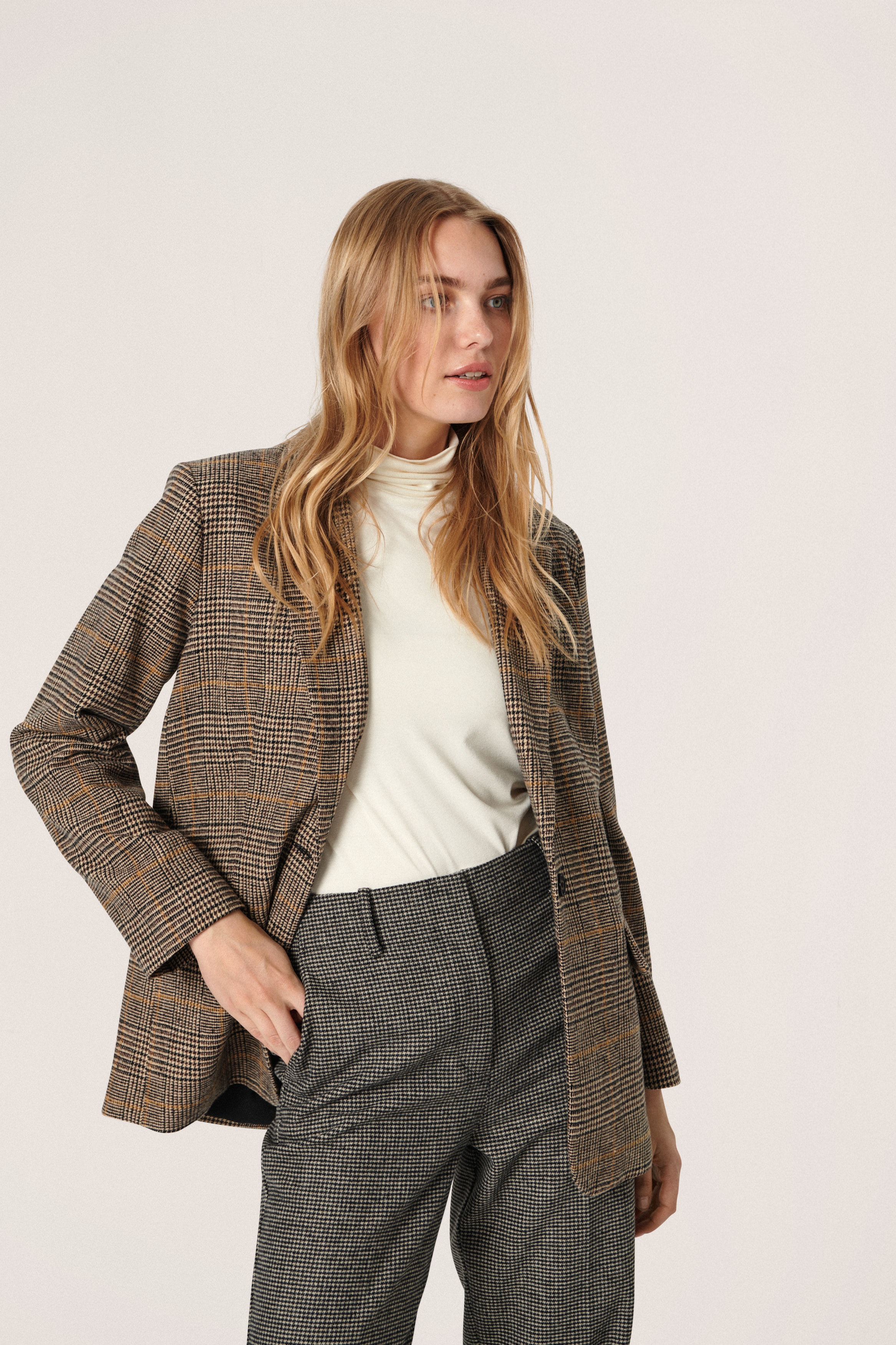 SLYara Blazer LOOKBOOK FRONT 30406332-301500