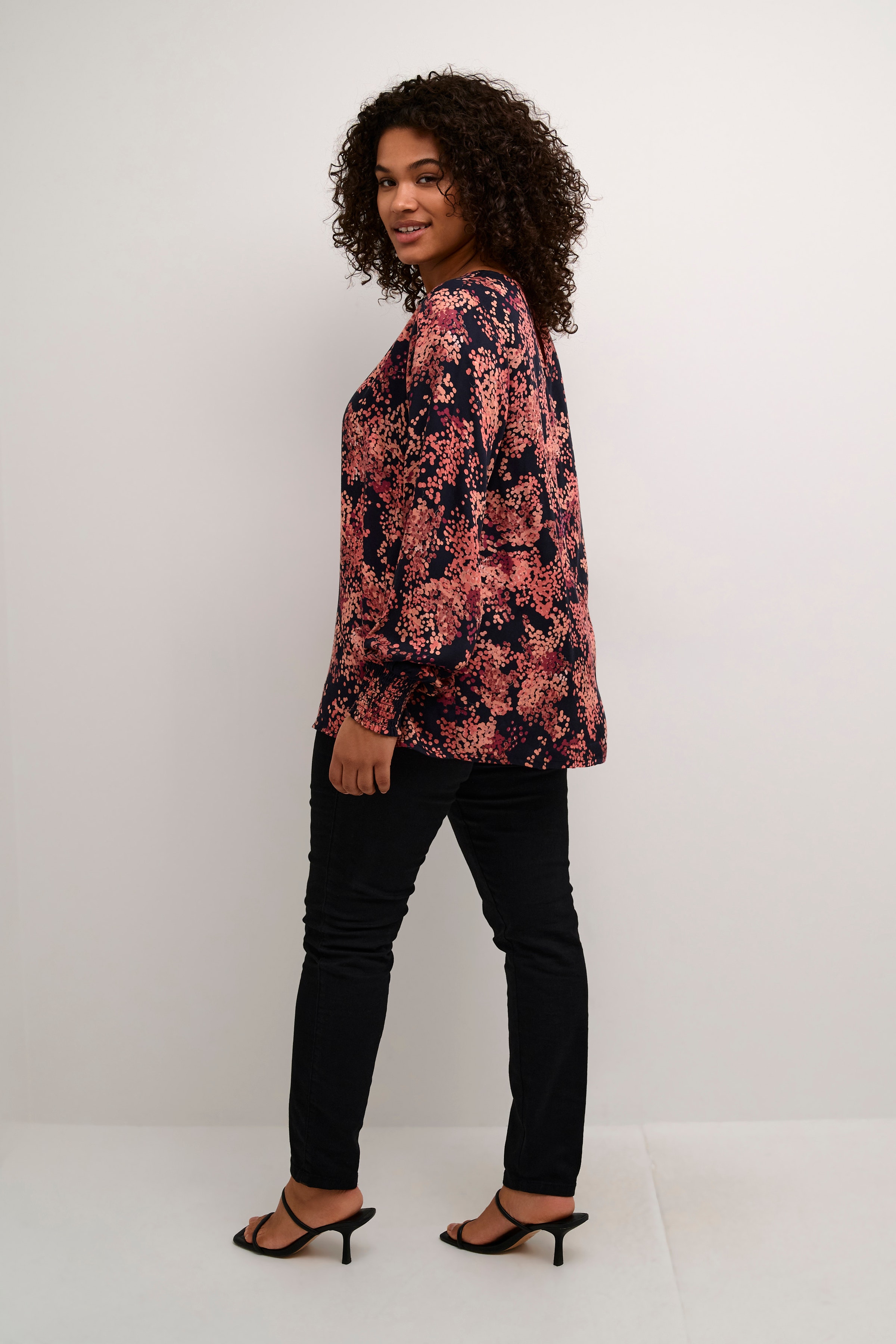 KCjeanetta Blouse LOOKBOOK BACK 10582625-103570