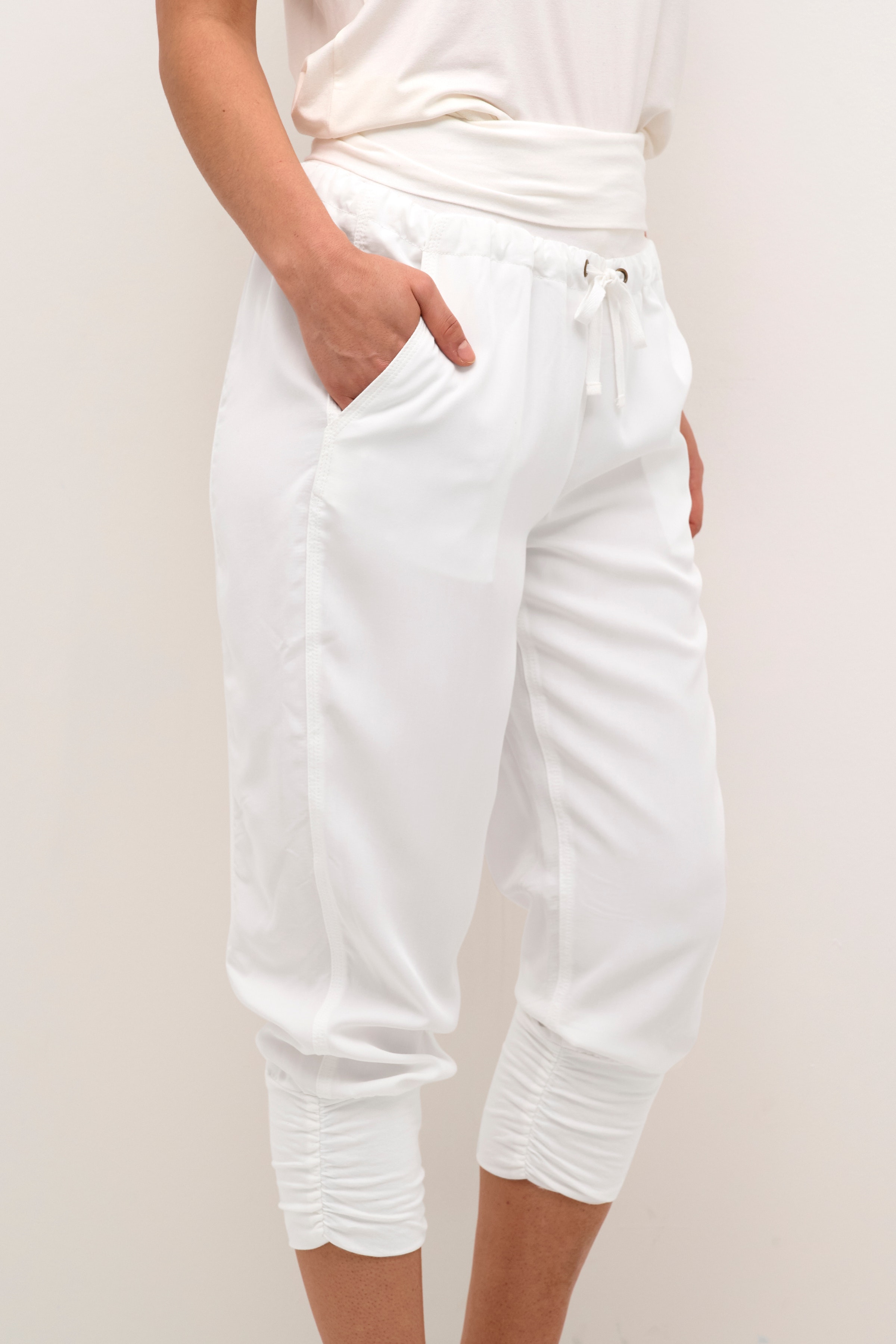 Line Trousers LOOKBOOK DETAIL 10604697-110602