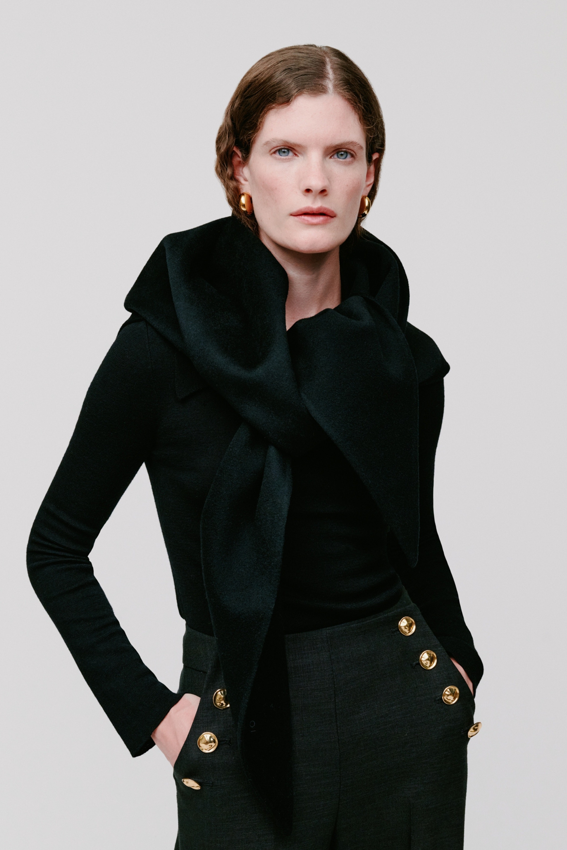 ARIANA Skjerf LOOKBOOK FRONT 30600715-BK999