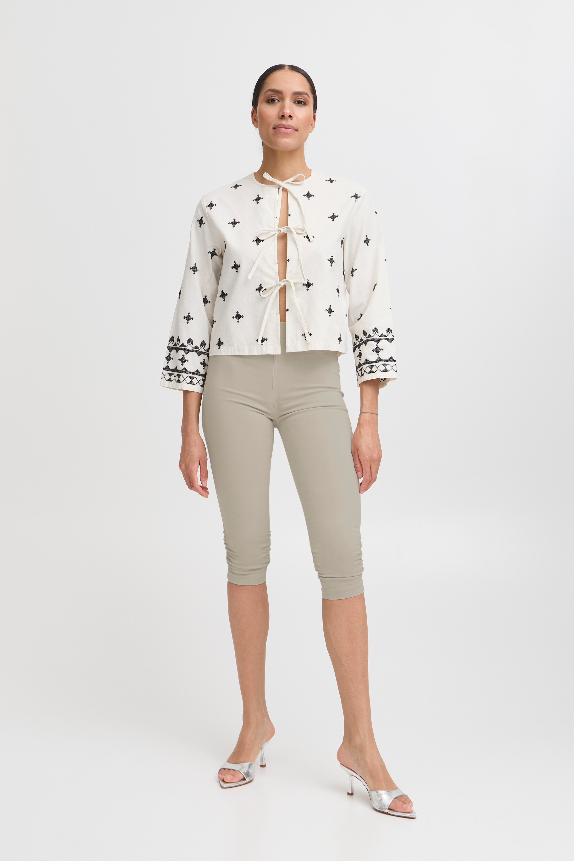BYKEIRA Caprihose LOOKBOOK FRONT 20805611-140708
