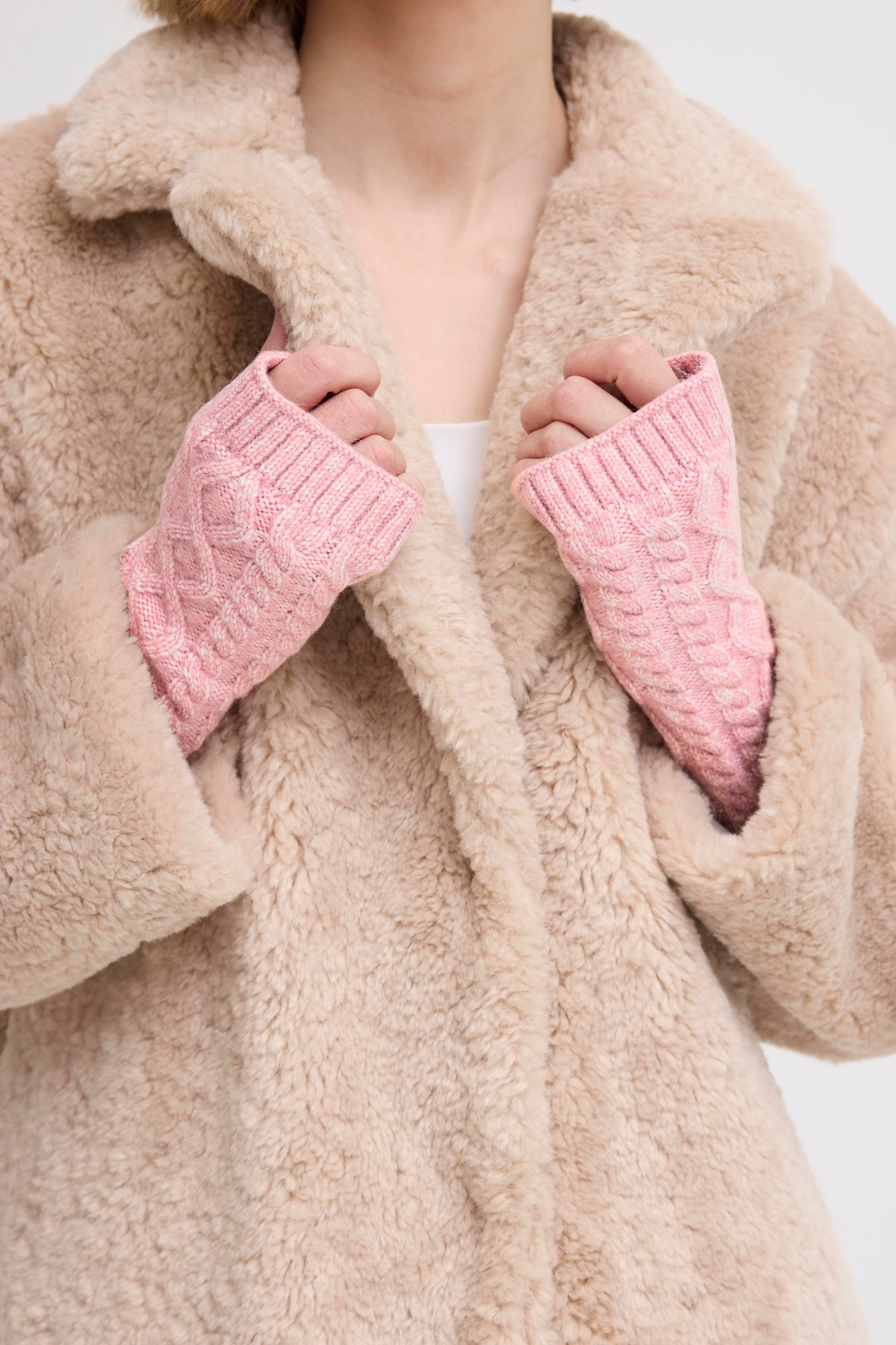 IALUCY Hansker LOOKBOOK FRONT 20124380-1519061