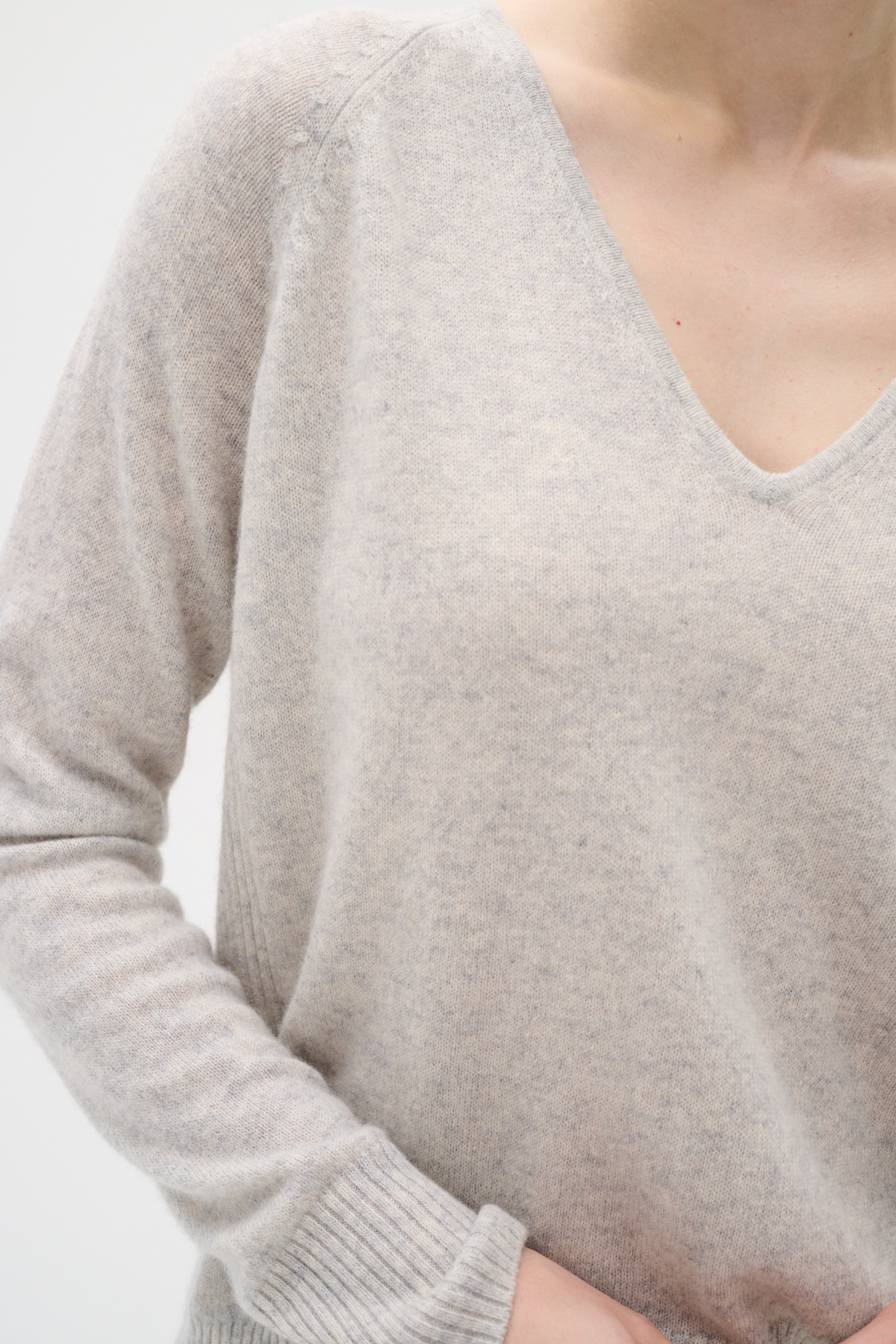 Lukka V-neck Kasjmier Pullover LOOKBOOK DETAIL 30104240-10045