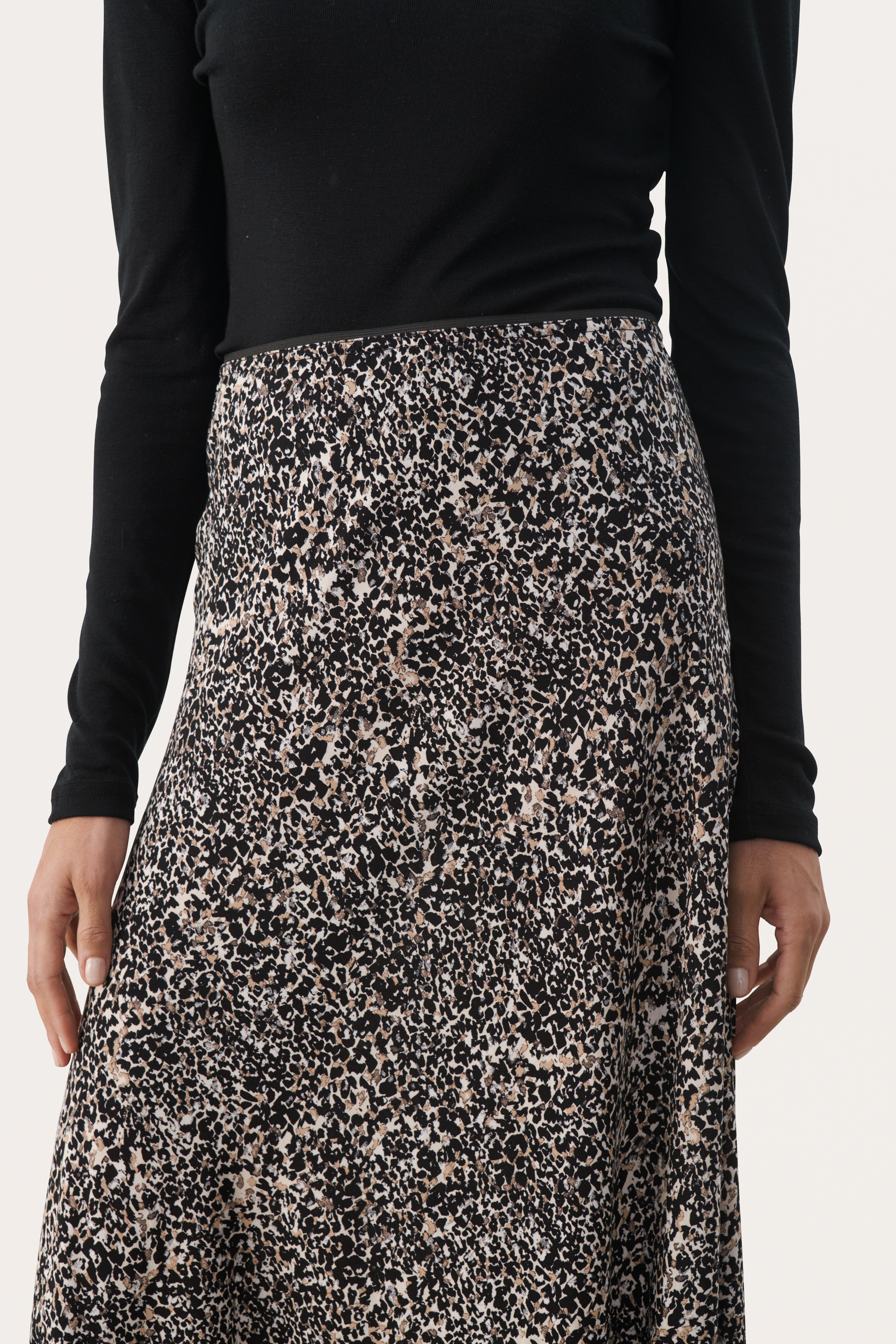 RinPW Skirt LOOKBOOK DETAIL 30308837-303255