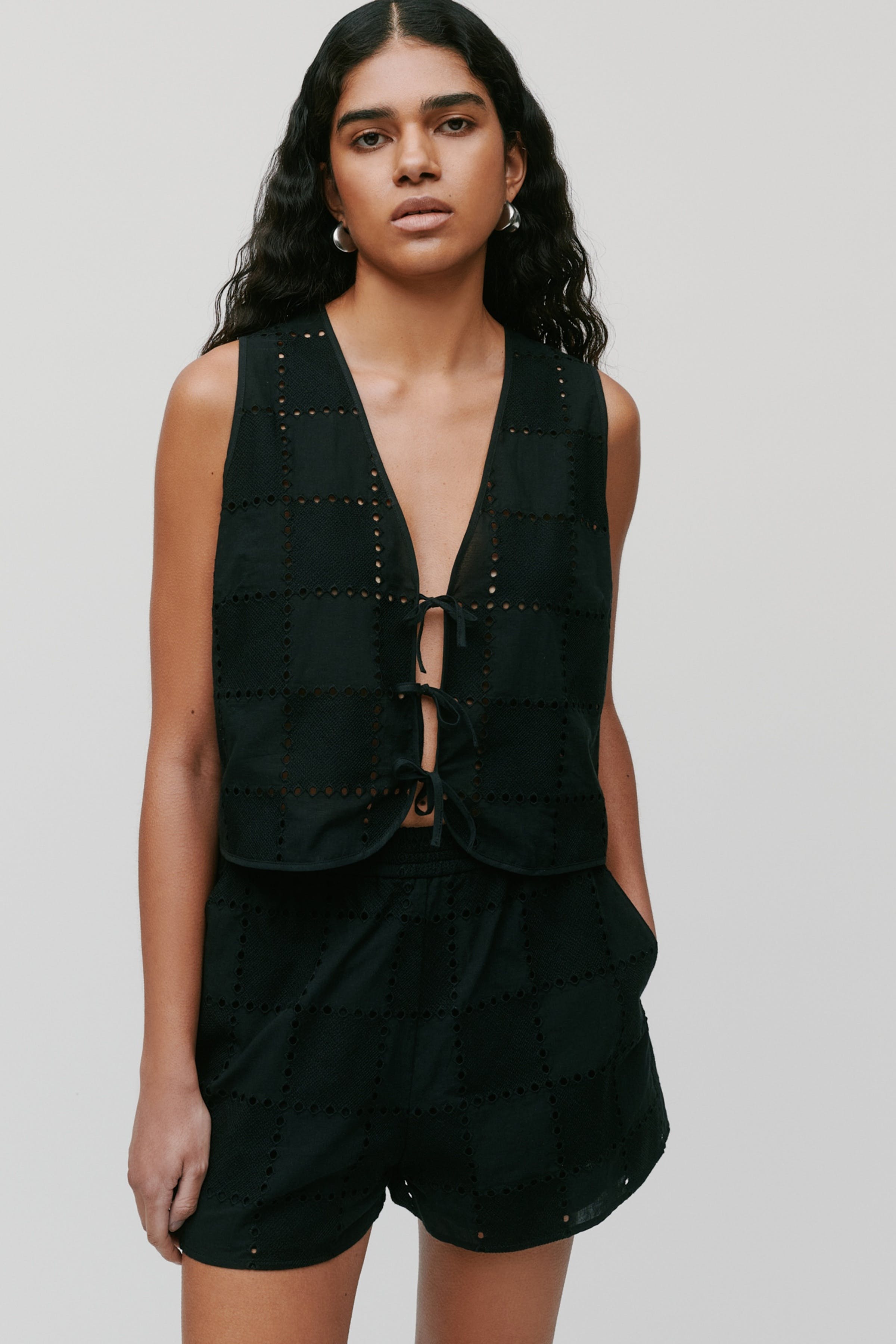 TALA Vest LOOKBOOK FRONT 30600484-BK999