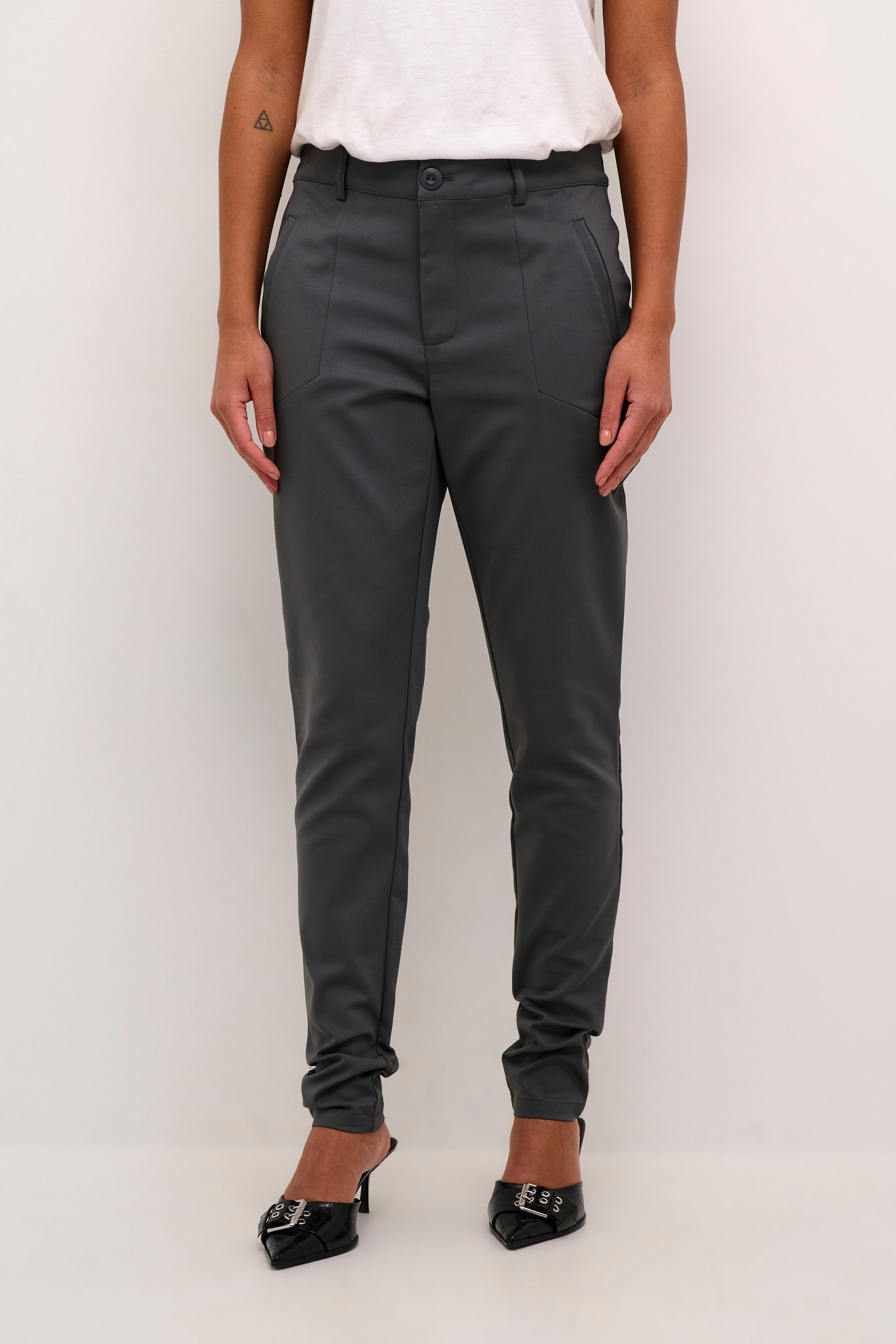 Vera Hose LOOKBOOK FRONT 550677-103741