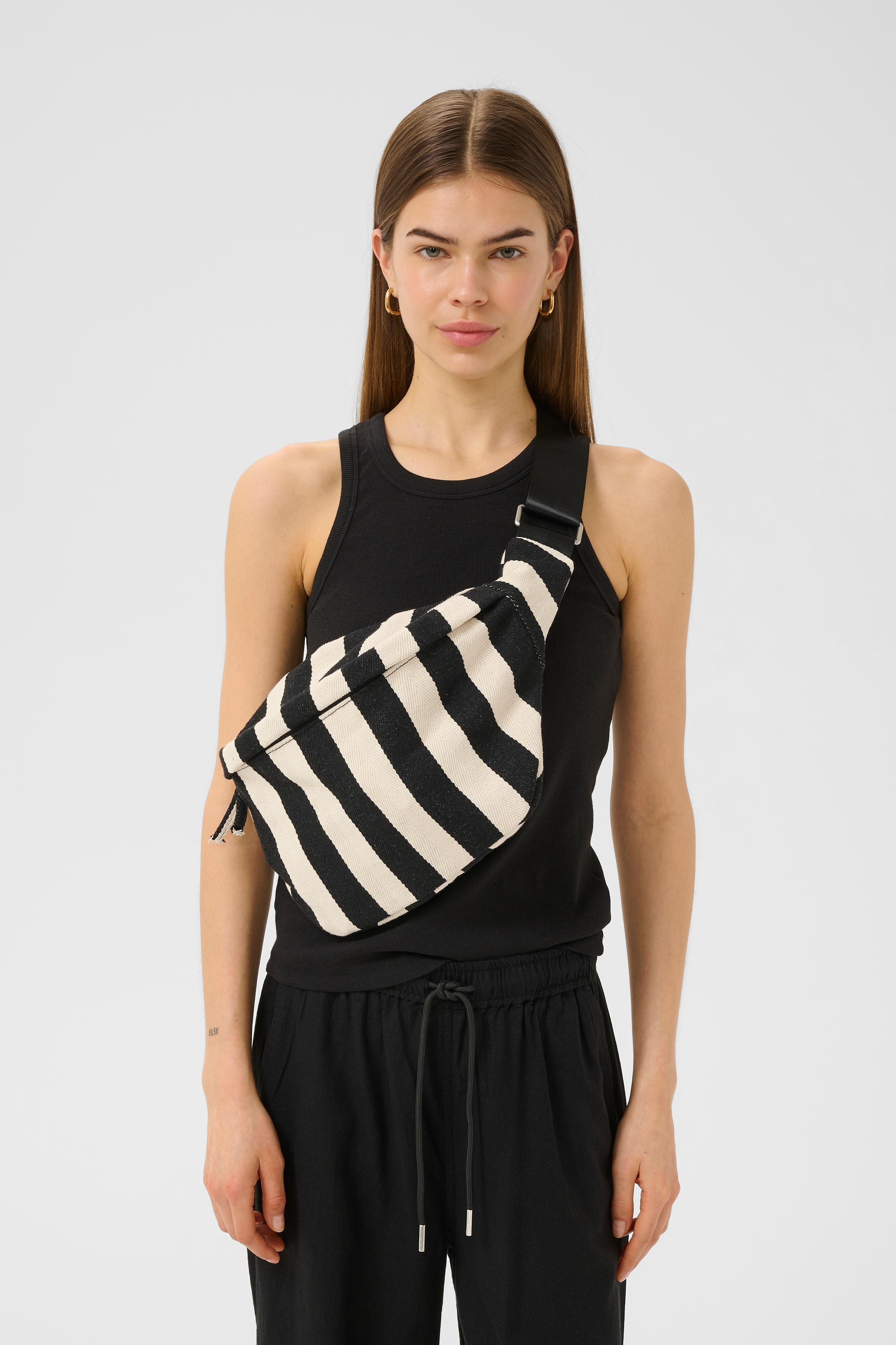 AileyIW Bumbag Väska LOOKBOOK FRONT 30110712-301713