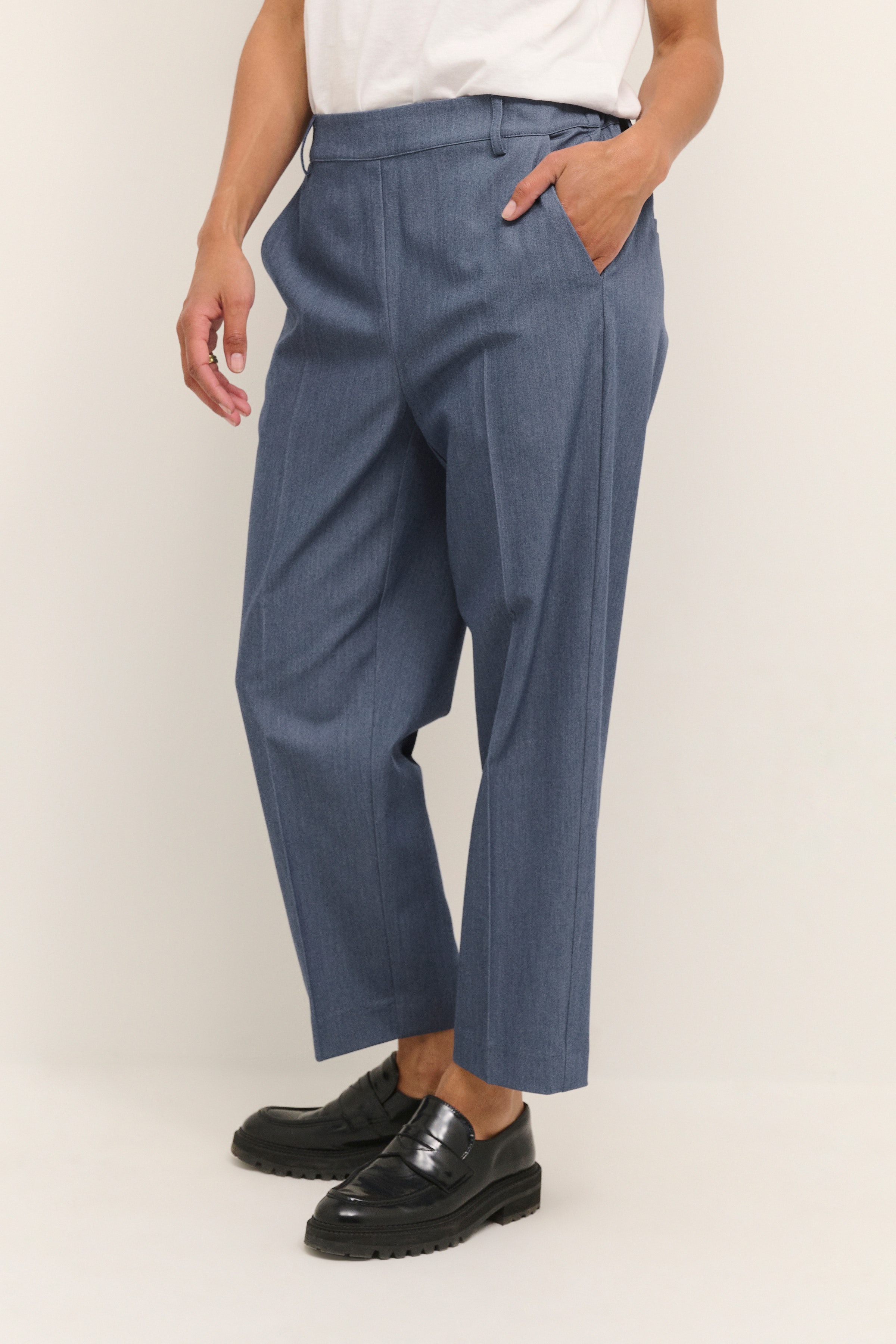 KAsakura Cropped Bukser LOOKBOOK FRONT 10506127-193929