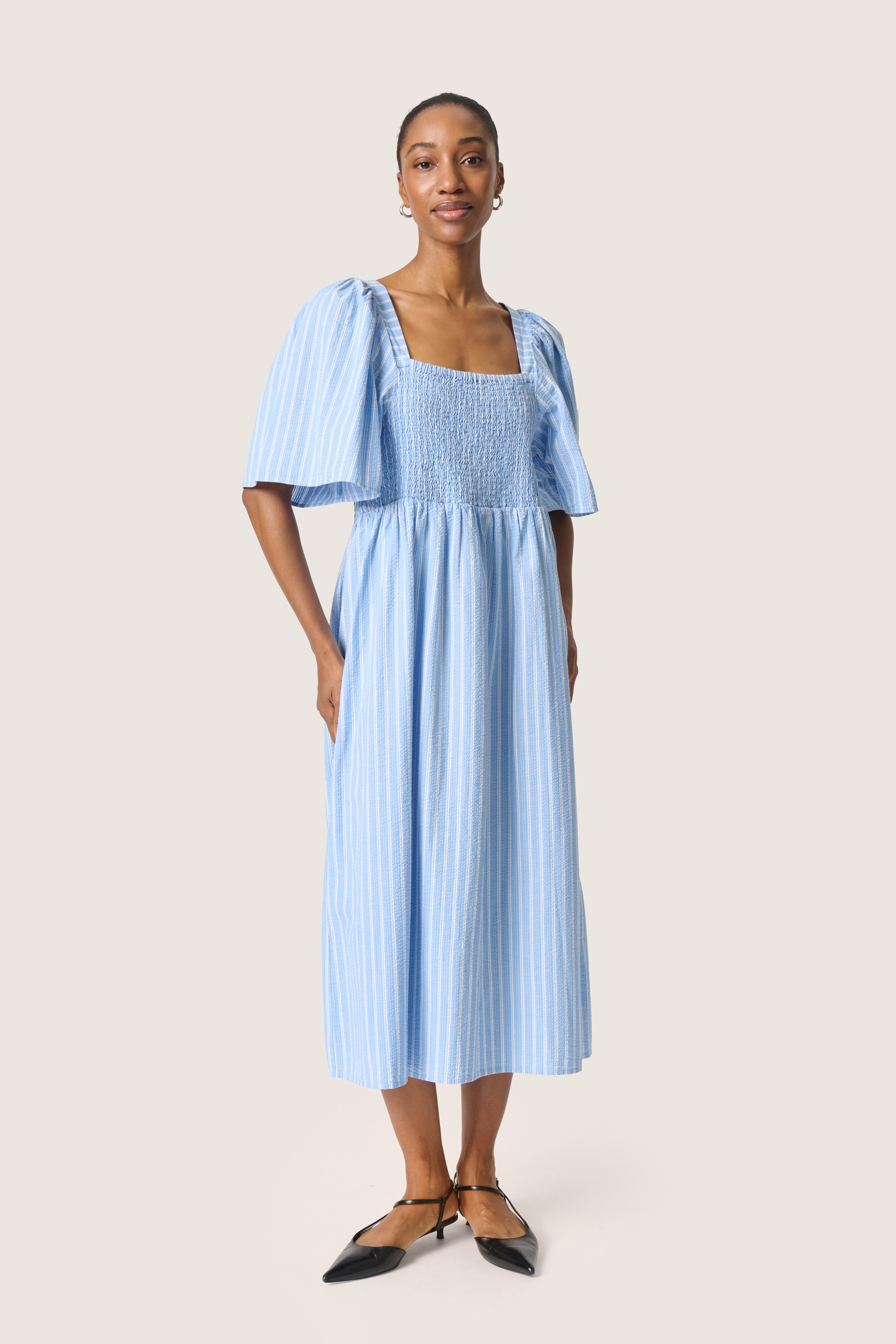 SLAnvitte Kjole LOOKBOOK FRONT 30408471-303926