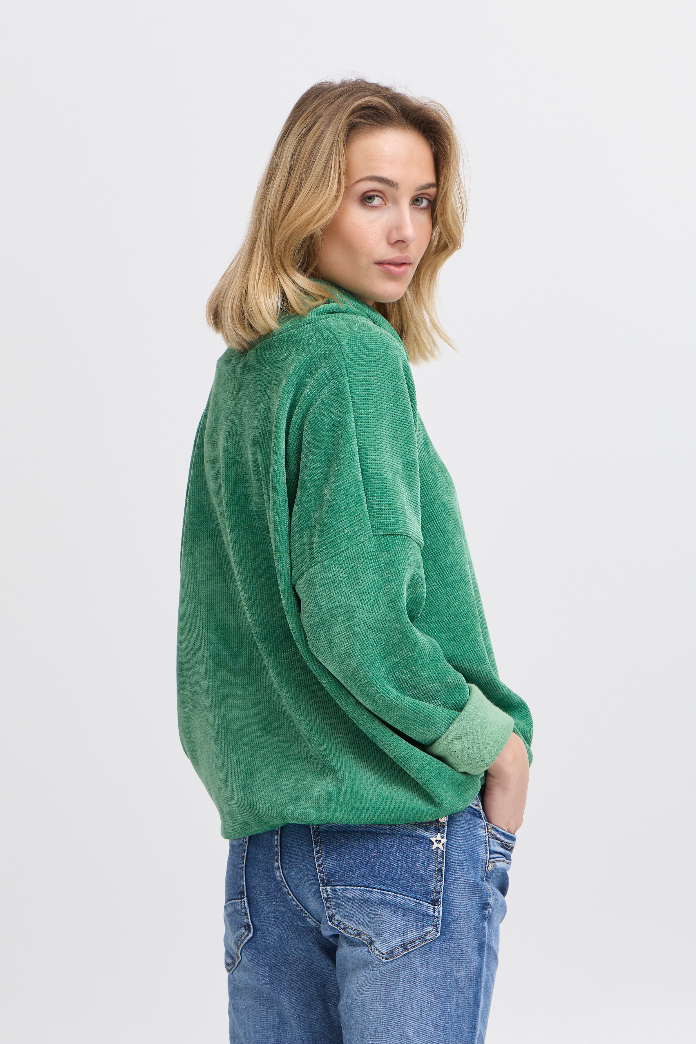 SBGULLIE Pullover LOOKBOOK BACK 22100871-166127