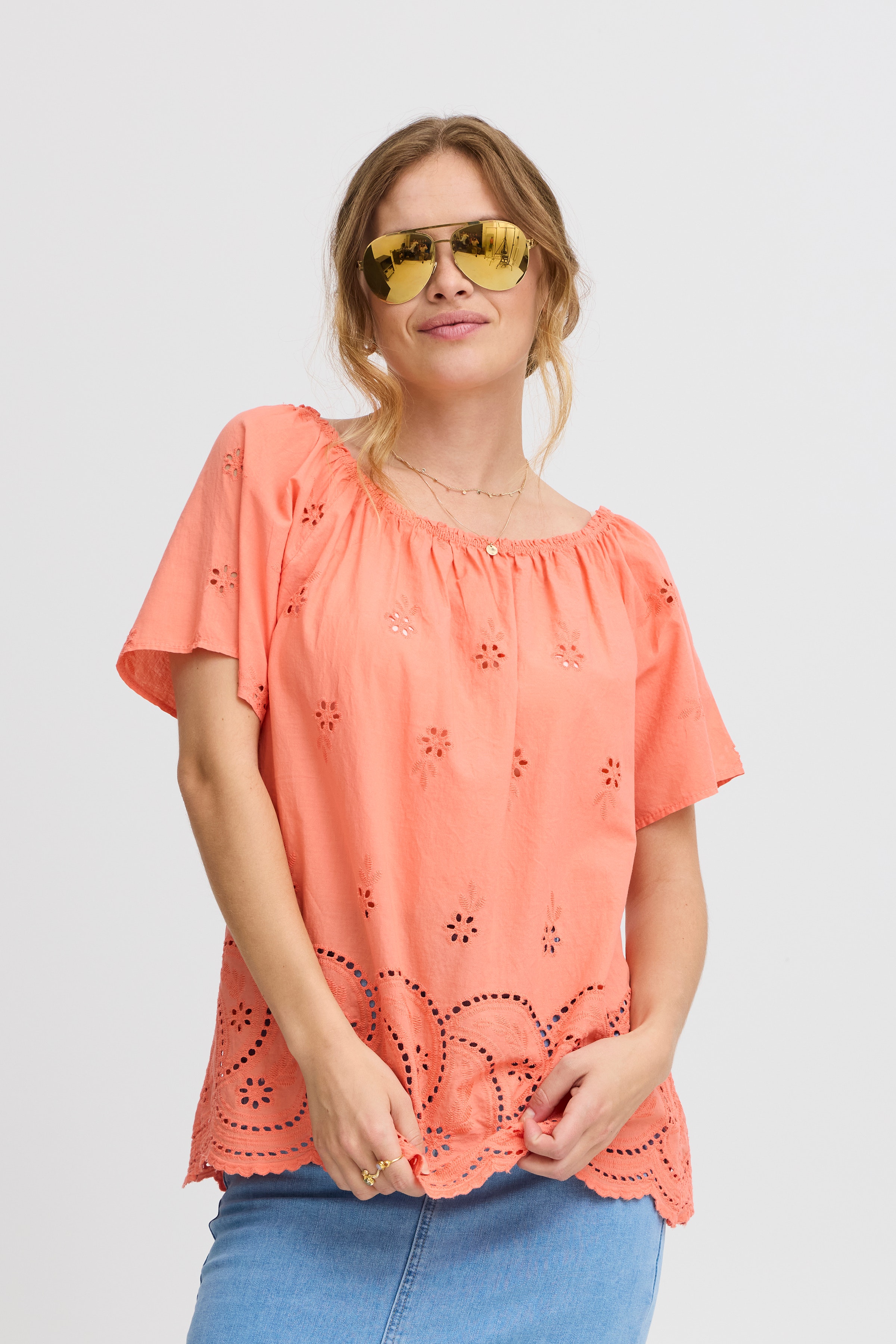 Kortermet bluse LOOKBOOK FRONT 22100598-151530