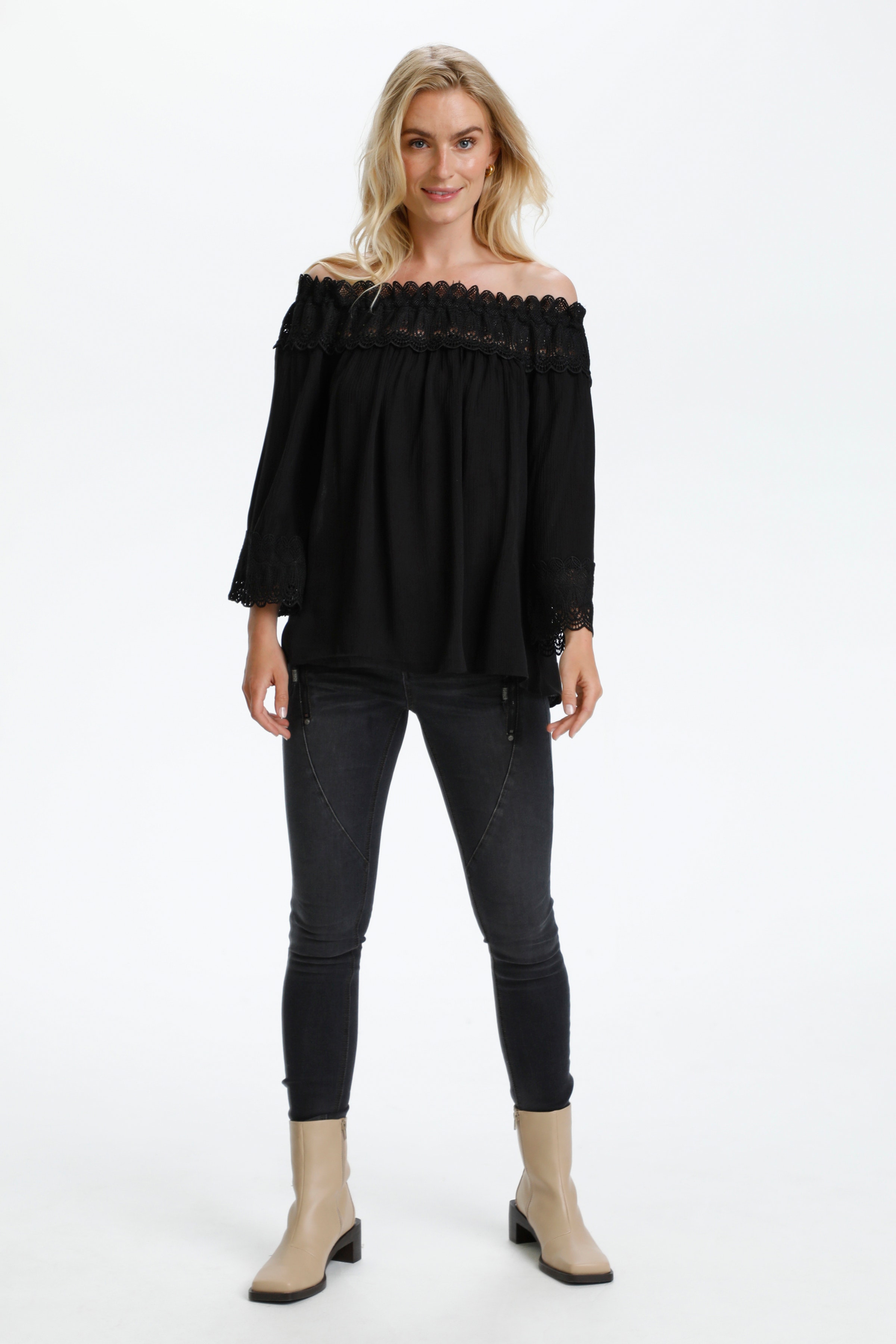 CRBea Blouse LOOKBOOK FRONT 10608022-100120