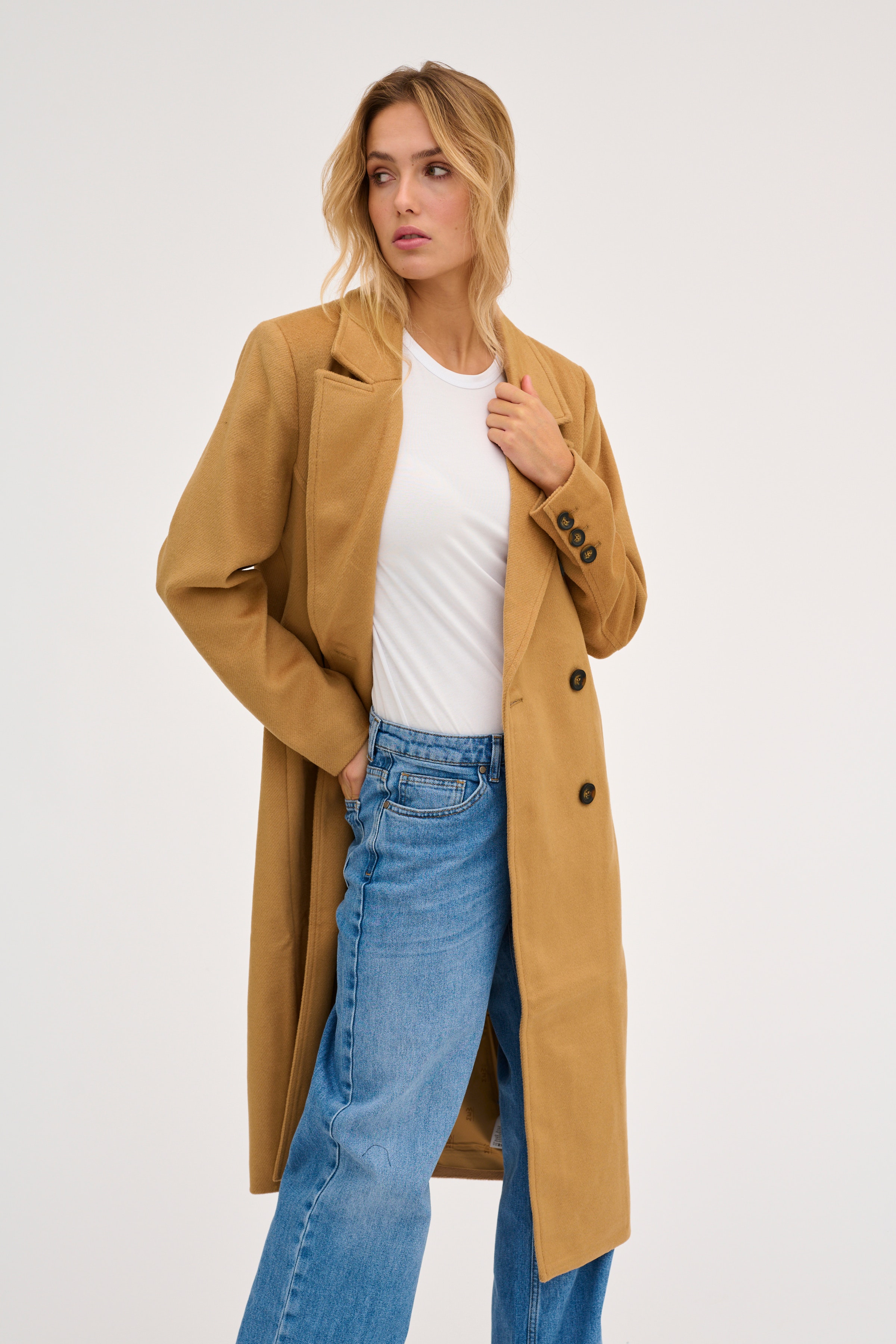 25 THE COAT LOOKBOOK FRONT 10703404-151040