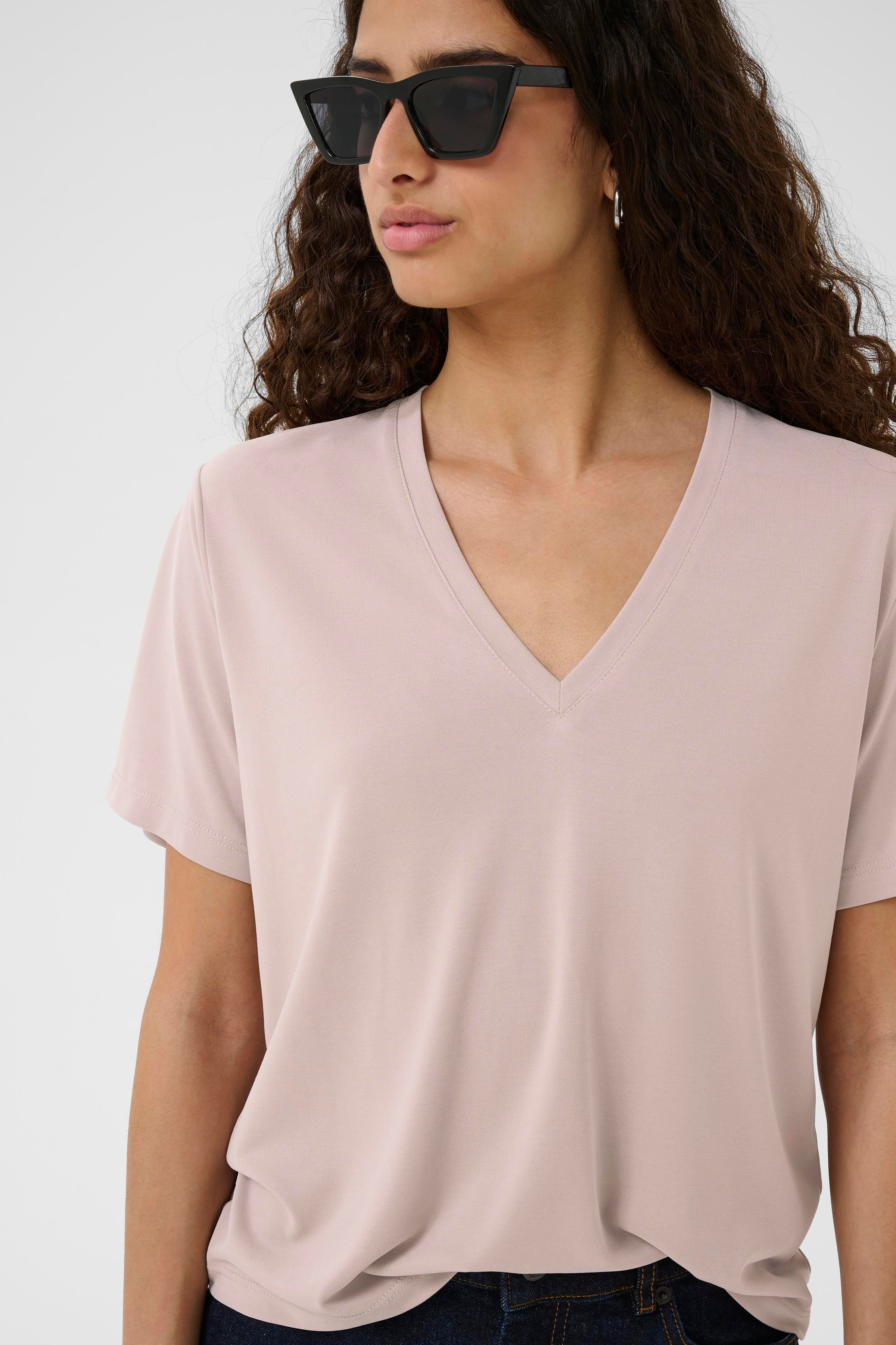 LilianaIW Base V-Neck T-shirt LOOKBOOK FRONT 30109353-151506