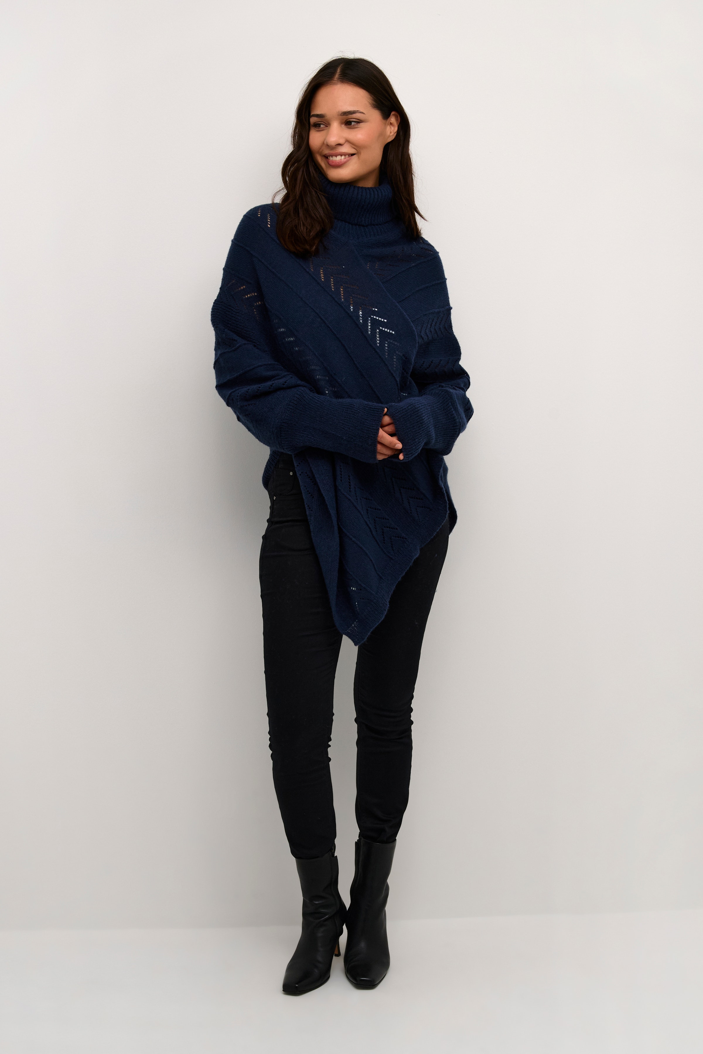 CRHoliday Poncho LOOKBOOK FRONT 10612387-194010