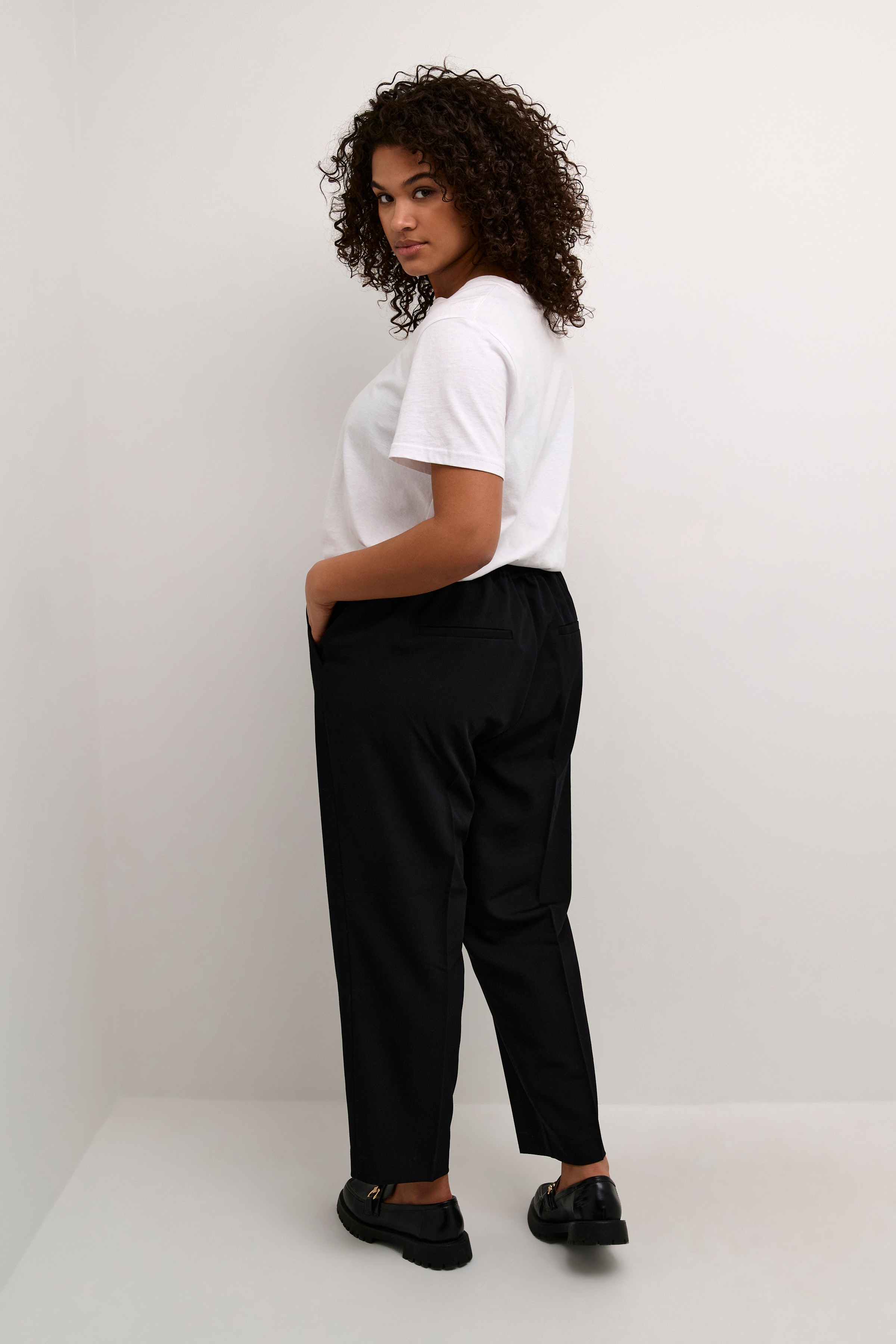 KCsakira Cropped Trousers LOOKBOOK BACK 10580650-100121